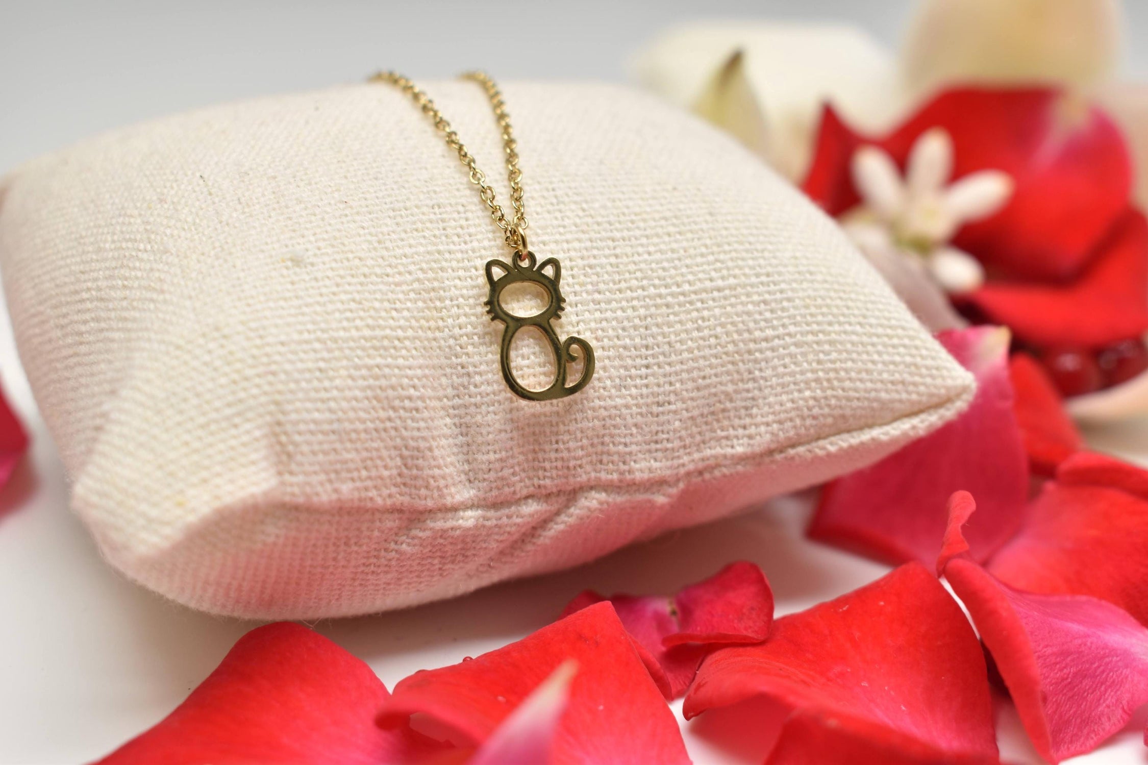 Collar con colgante de gato, en color dorado o plateado.