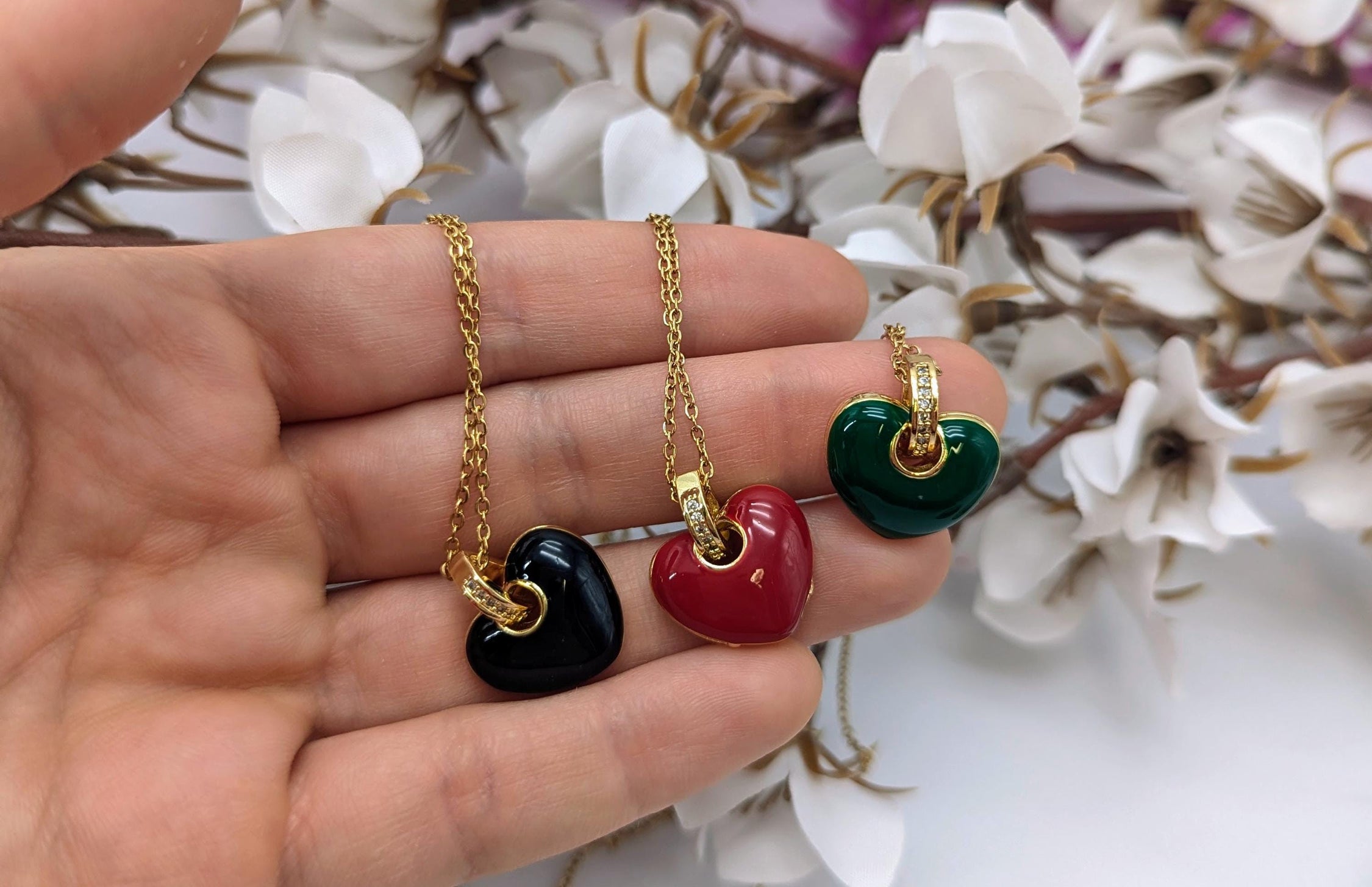 Collar con colgante de corazón, en color dorado.