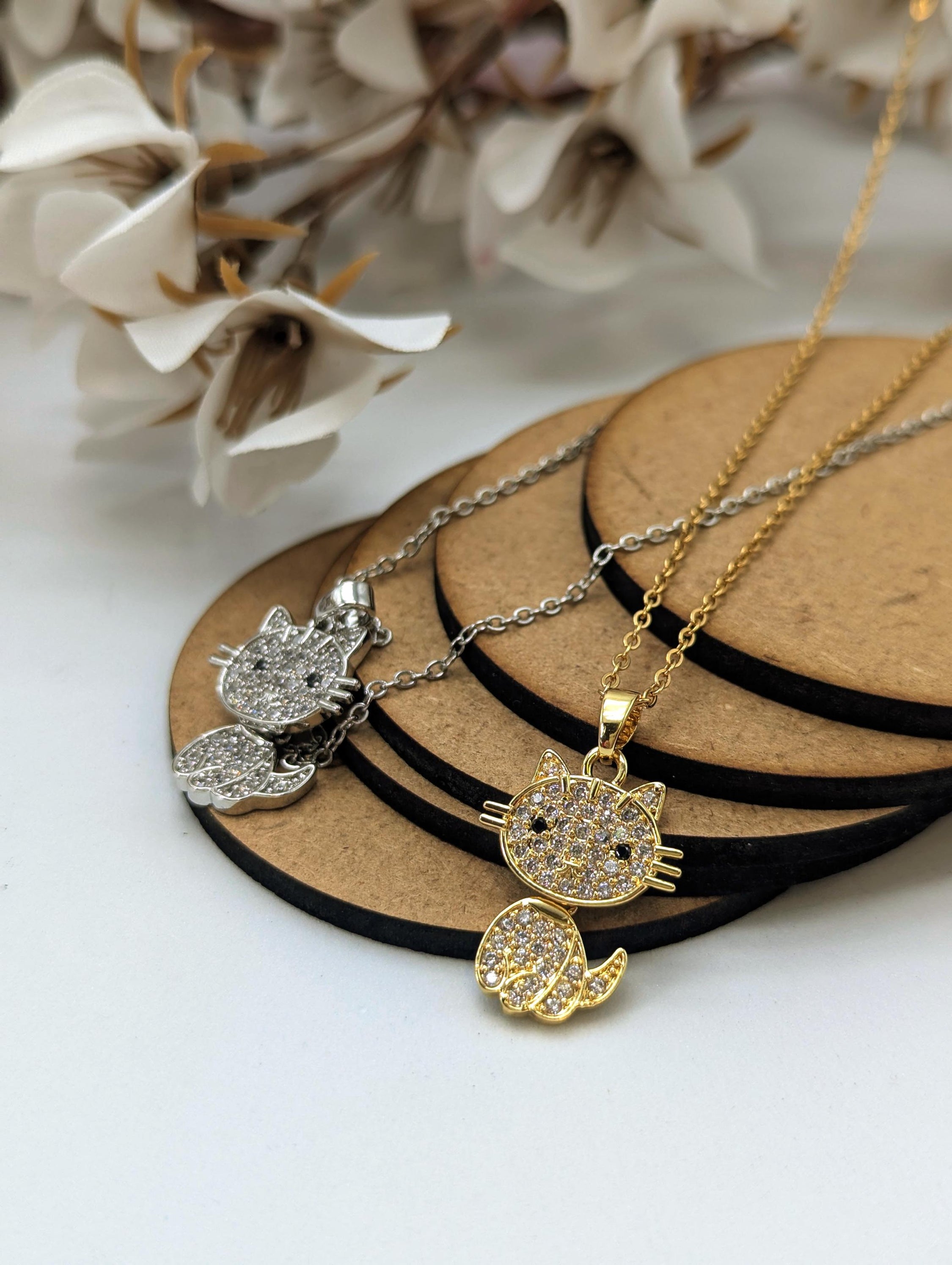 Collar con colgante de gato, disponible en color dorado y plateado.