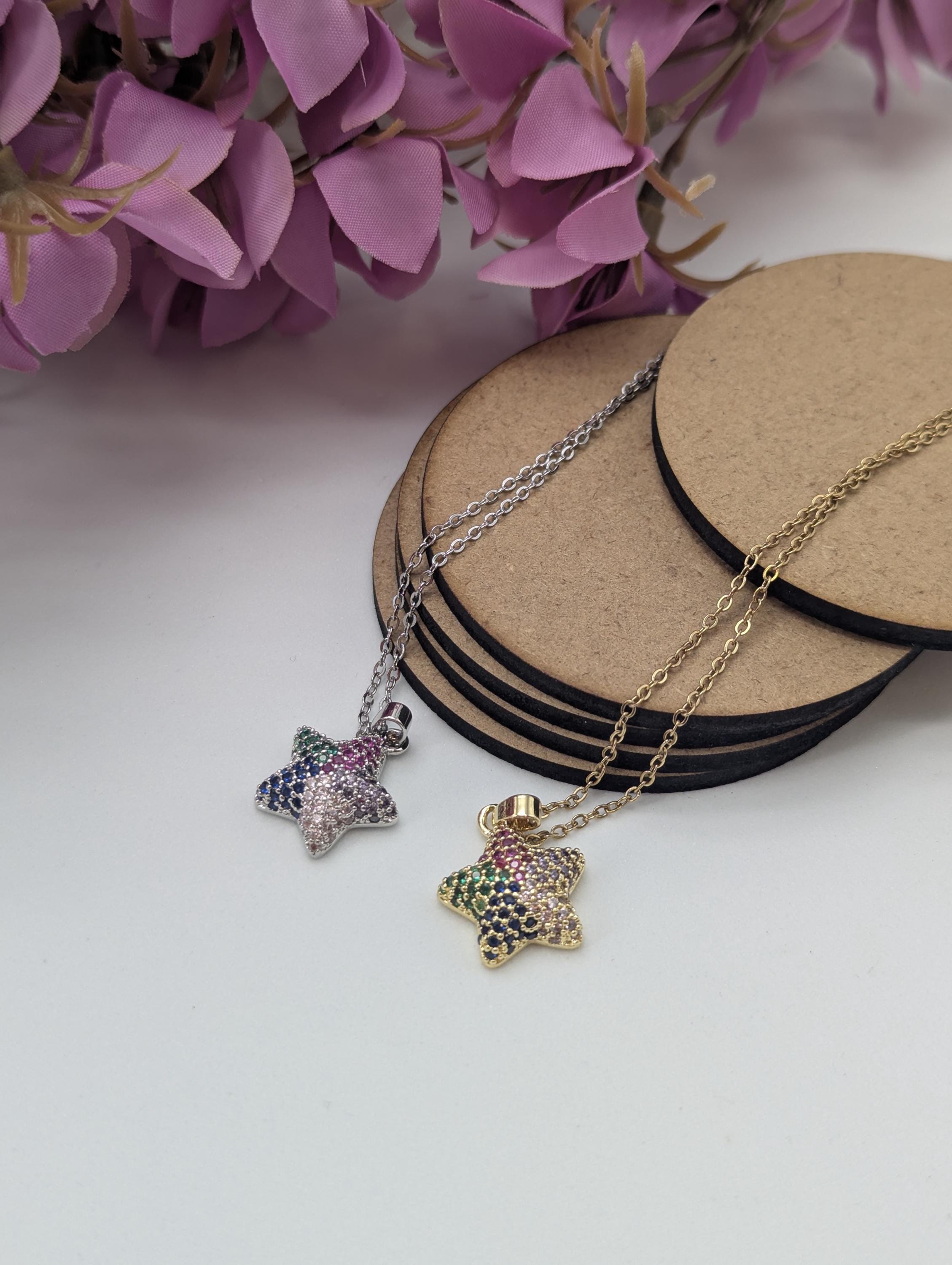 Collar con colgante de estrella, en dorado y plateado.