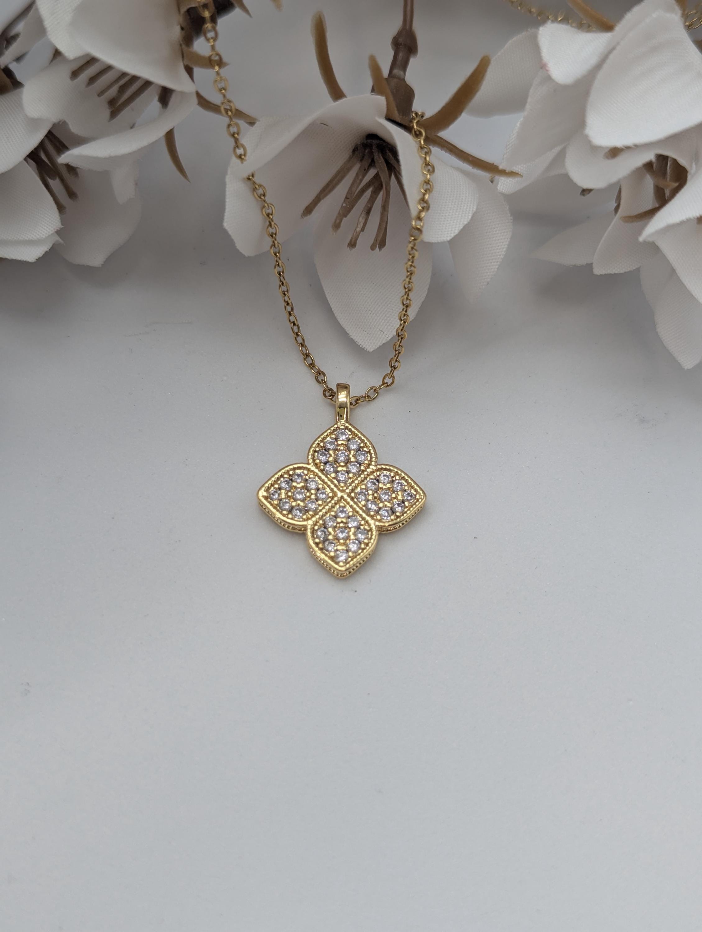 Collar con colgante floral, en color dorado.