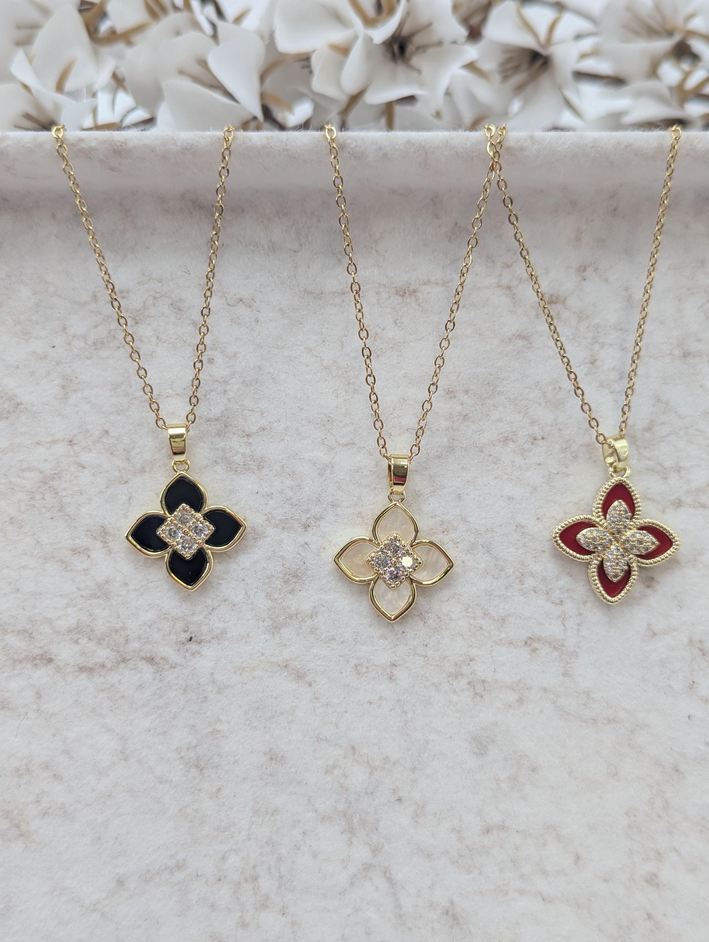 Minimalistischer Schmuck für jeden Tag Halskette mit goldenem Blumenanhänger Statement Schmuck Goldkette Jahrestagsgeschenk für Sie