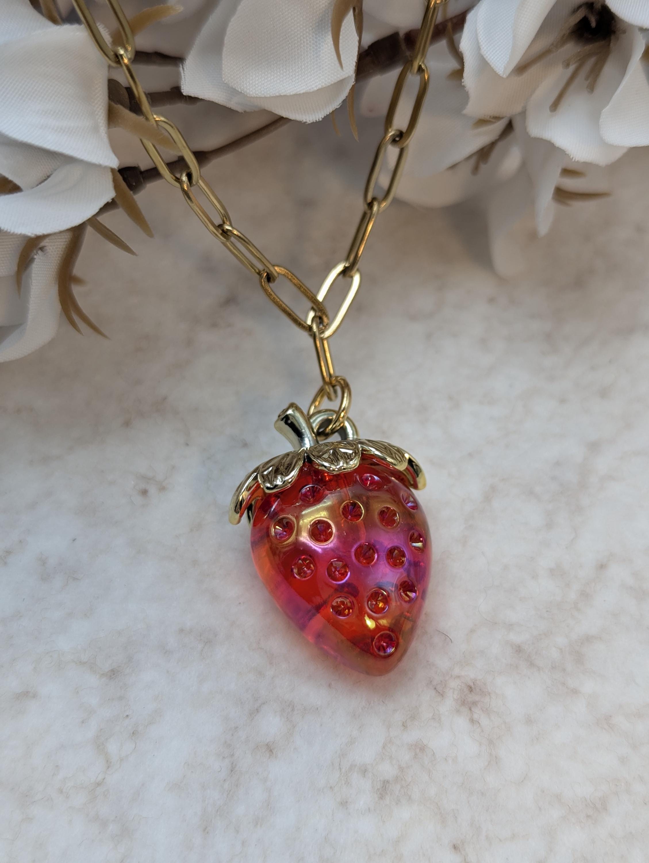 Trendiger Obstschmuck für jeden Tag, Halskette mit Erdbeer-Charm, Frühlingsschmuck mit Beeren-Charm an verstellbarer Goldkette, Geschenk für Sie