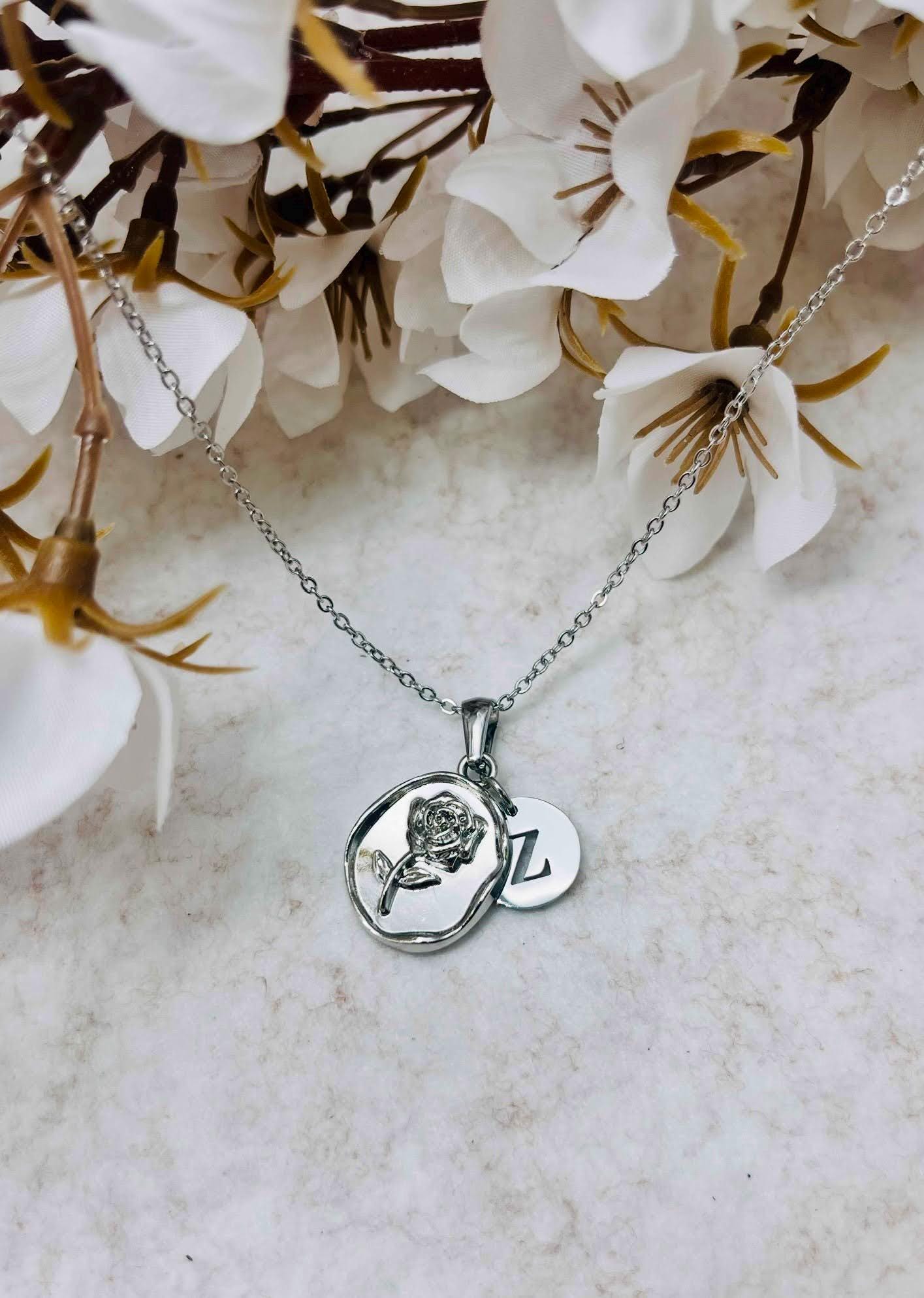 Personalisierter Schmuck für jeden Tag Halskette mit Initial Charm Halskette mit Rosenanhänger Silber Personalisierte Halskette Geburtstagsgeschenk für Sie
