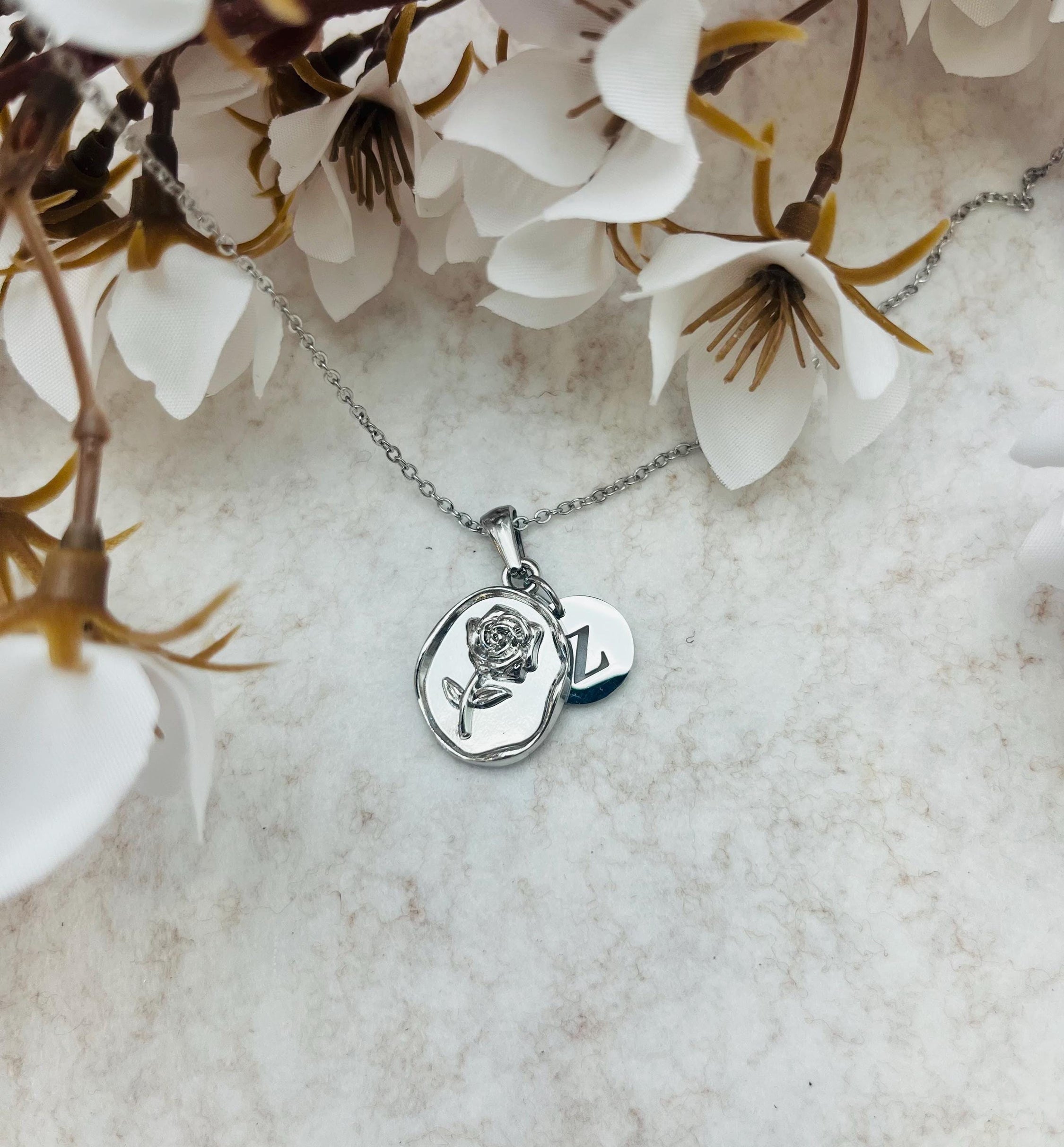 Collar personalizado, con colgante de inicial.