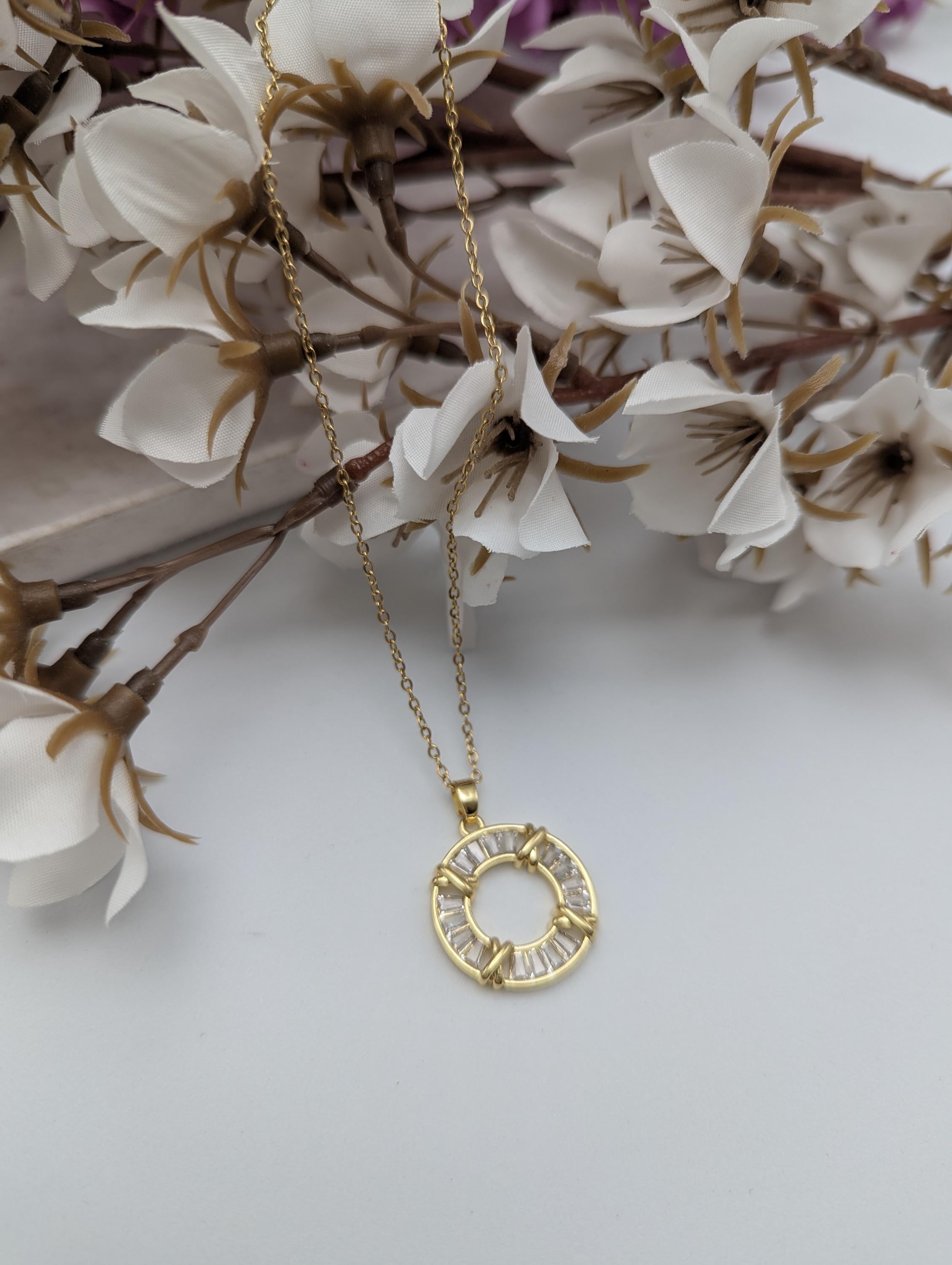 Яка с кръгла висулка, злато от 18K злато, покрито със сребро и злато.