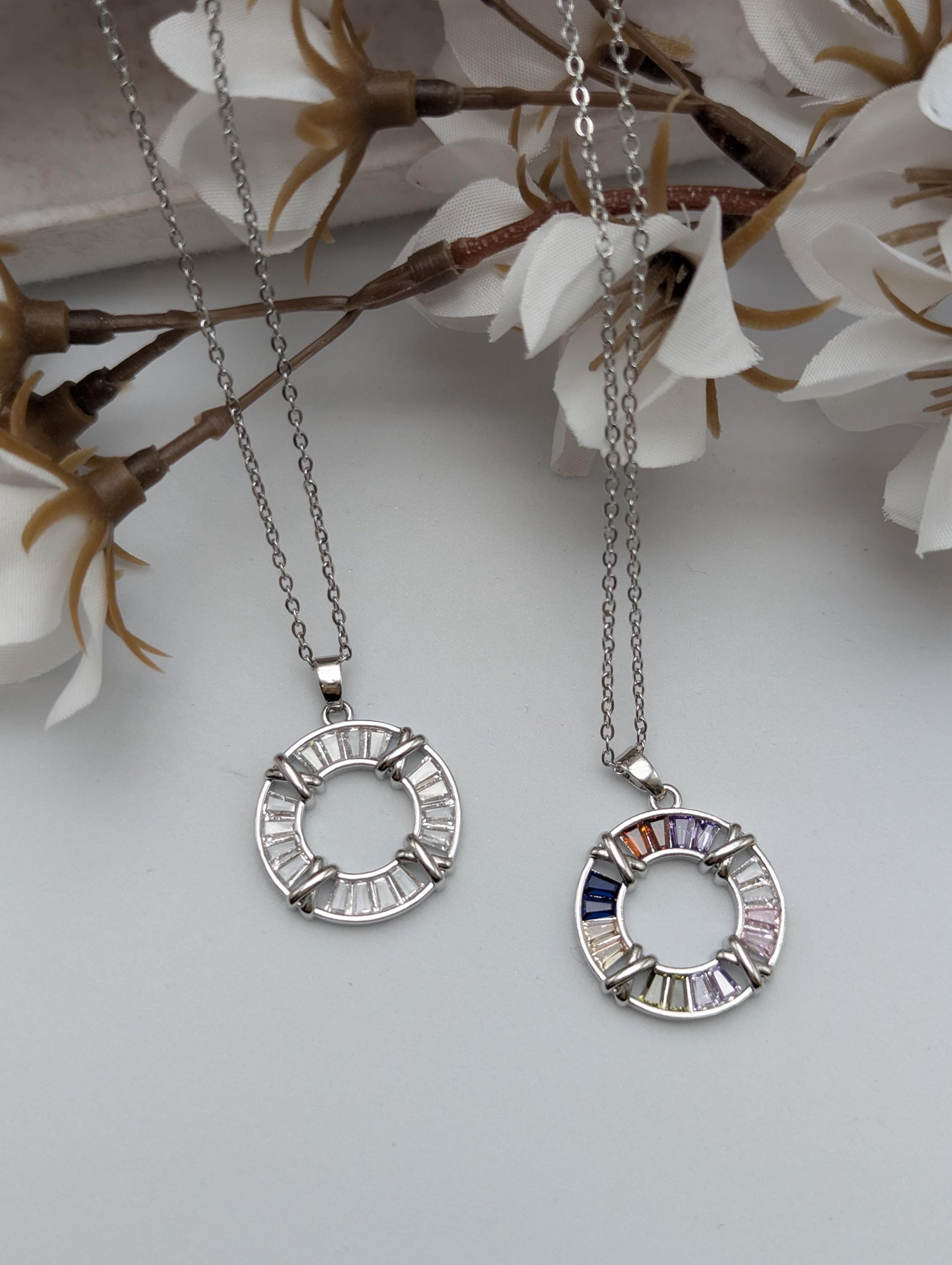 Collar con colgante redondo, chapado en oro de 18K de estilo minimalista, en color plateado y dorado.