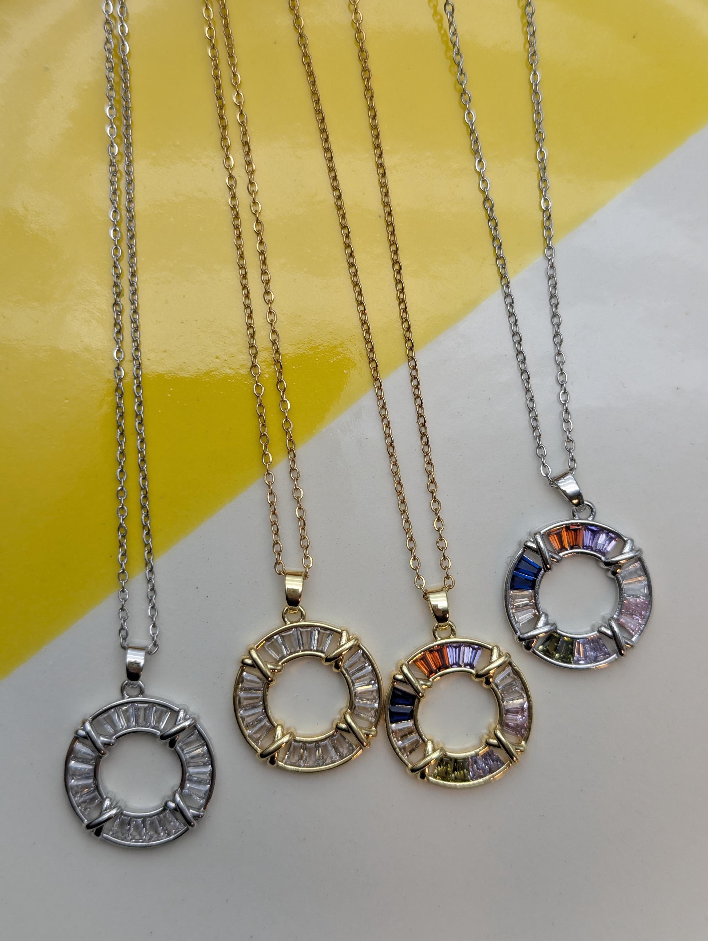 Яка с кръгла висулка, злато от 18K злато, покрито със сребро и злато.