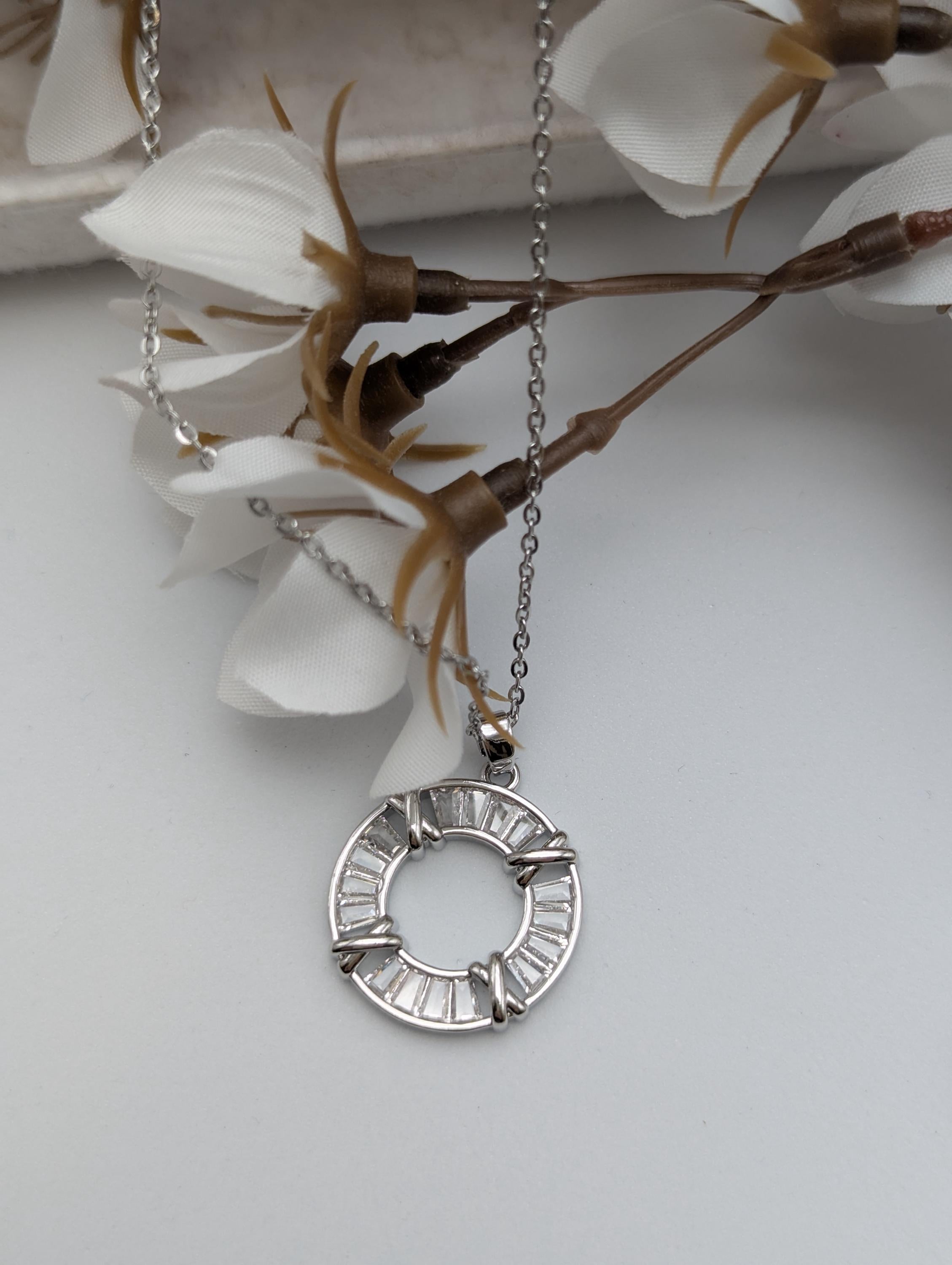 Яка с кръгла висулка, злато от 18K злато, покрито със сребро и злато.