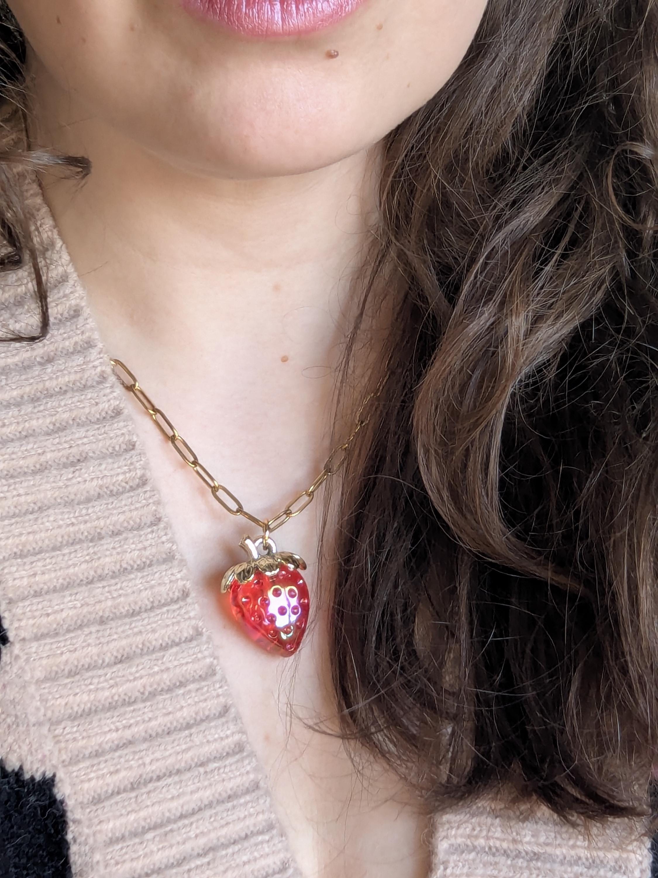 Collar con colgante de fresa.