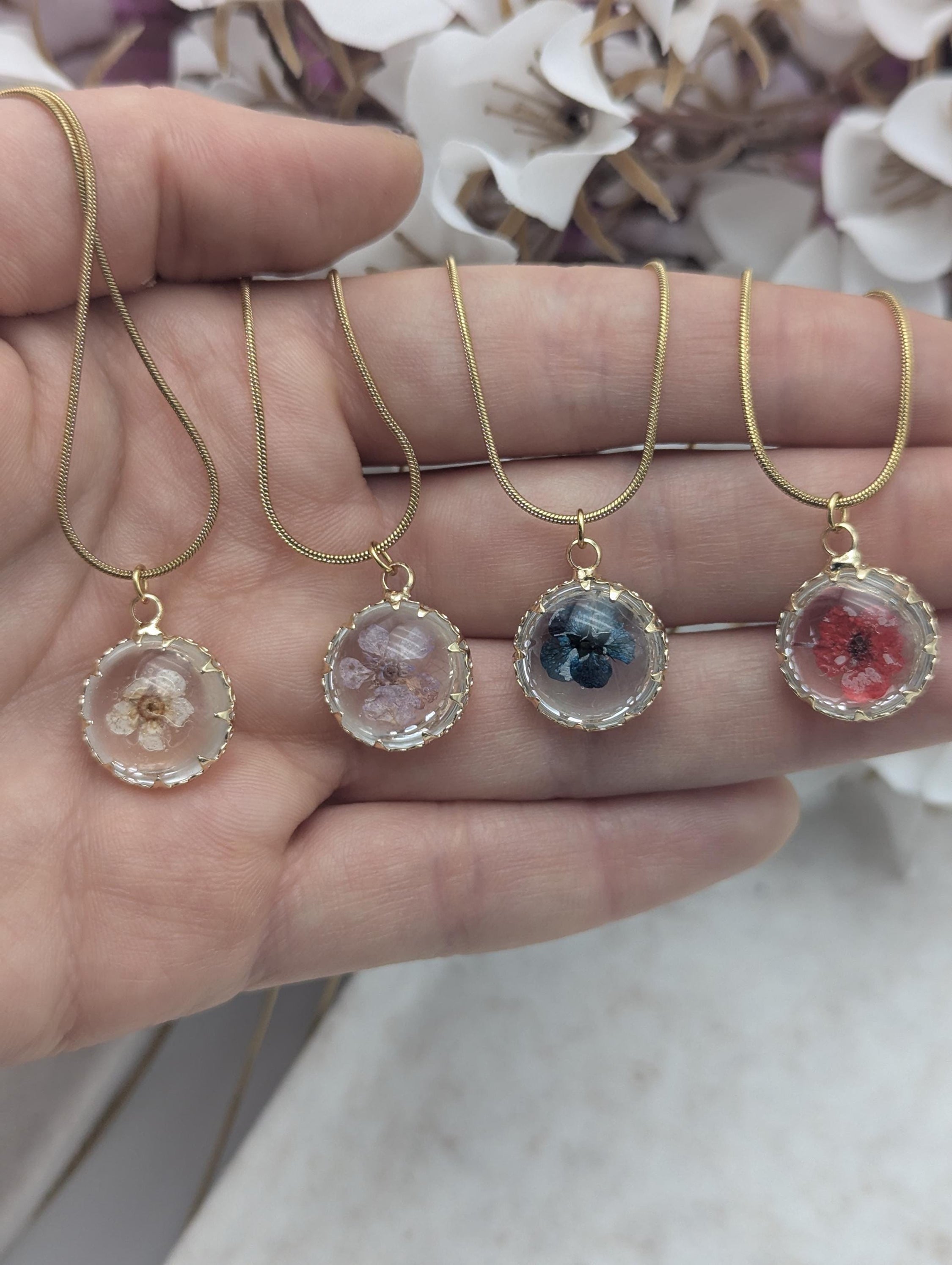 Collar de resina epoxi, con colgante floral.