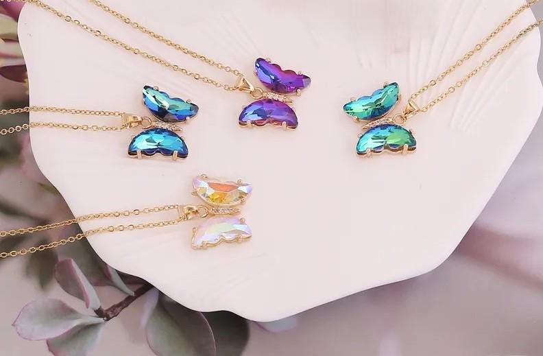 Collar con colgante de mariposa, en color dorado.