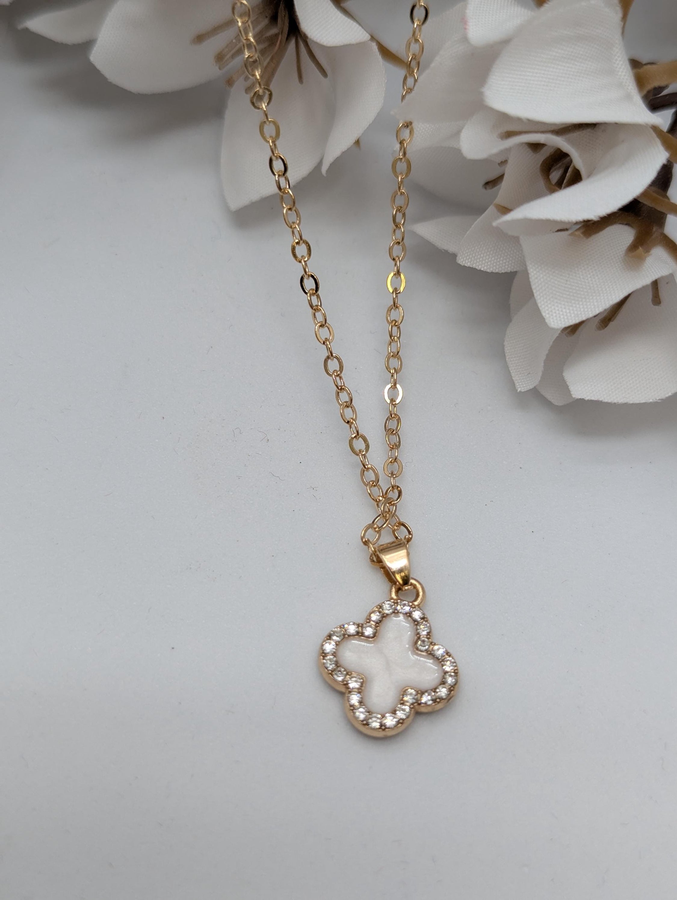 Collar con colgante de cruz, chapado en oro de 18K.