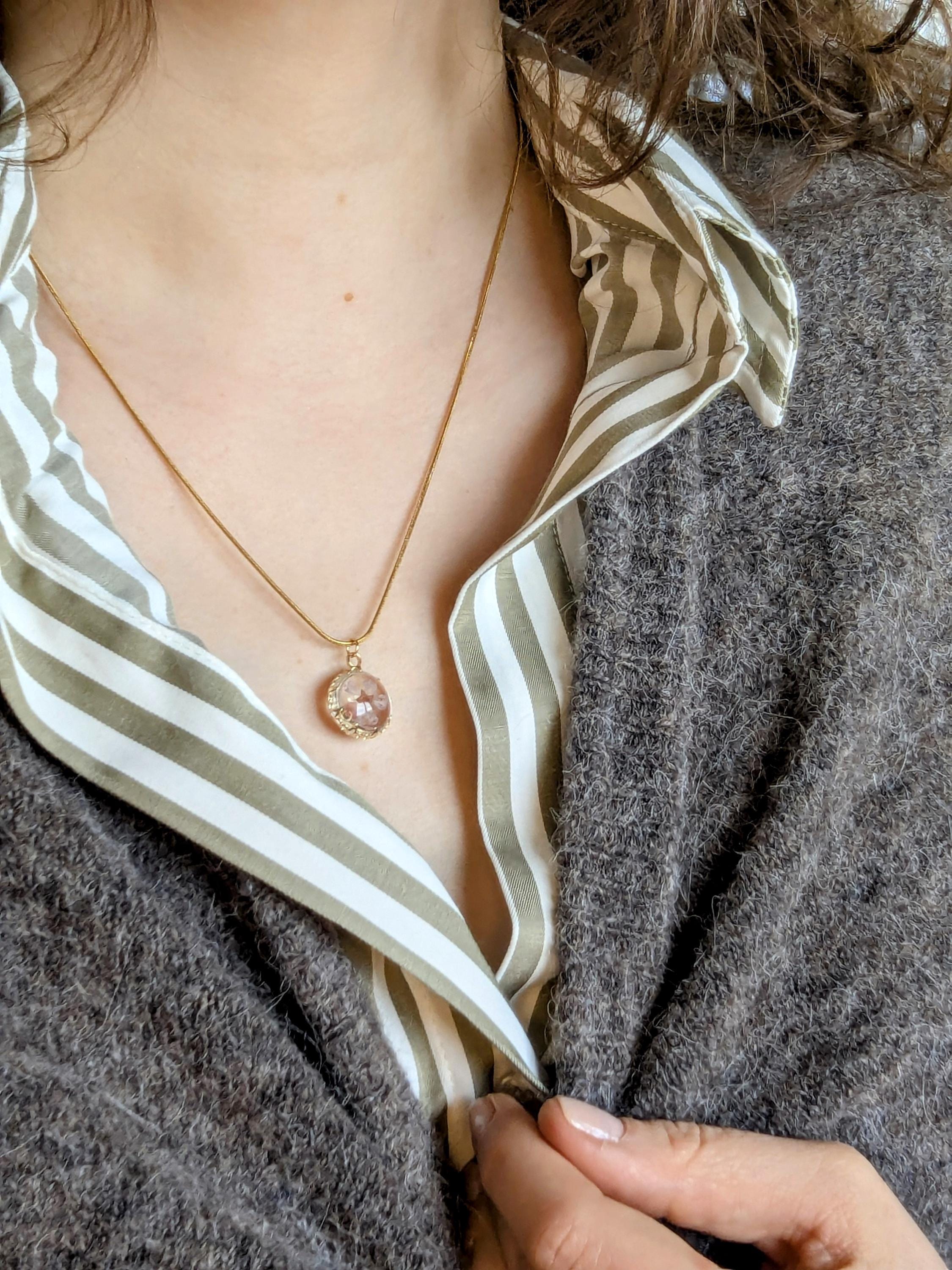 Collar de resina epoxi, con colgante floral.