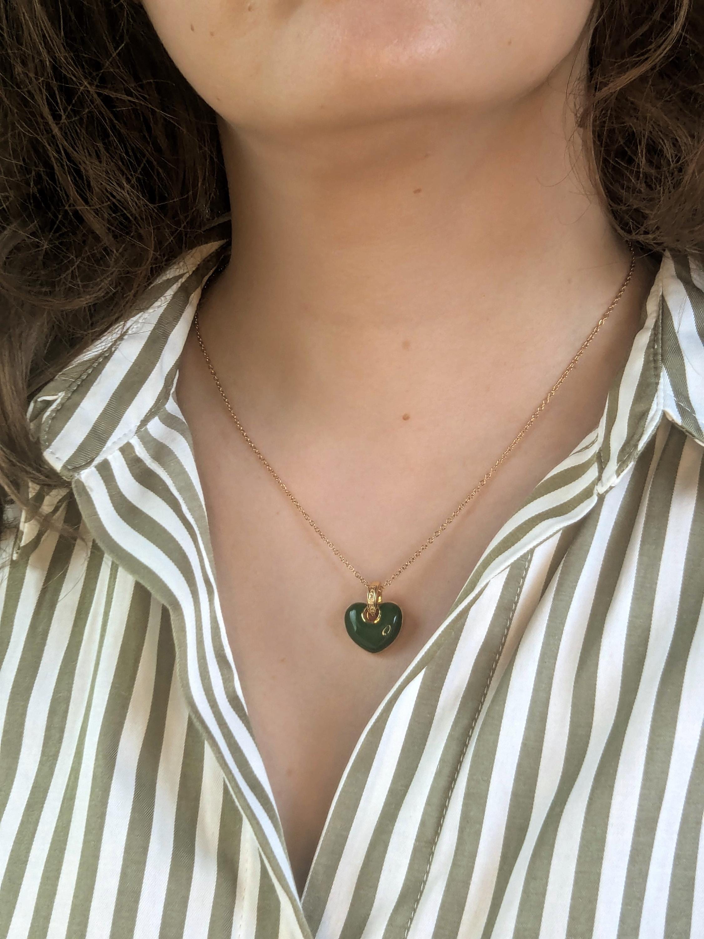 Collar con colgante de corazón, en color dorado.