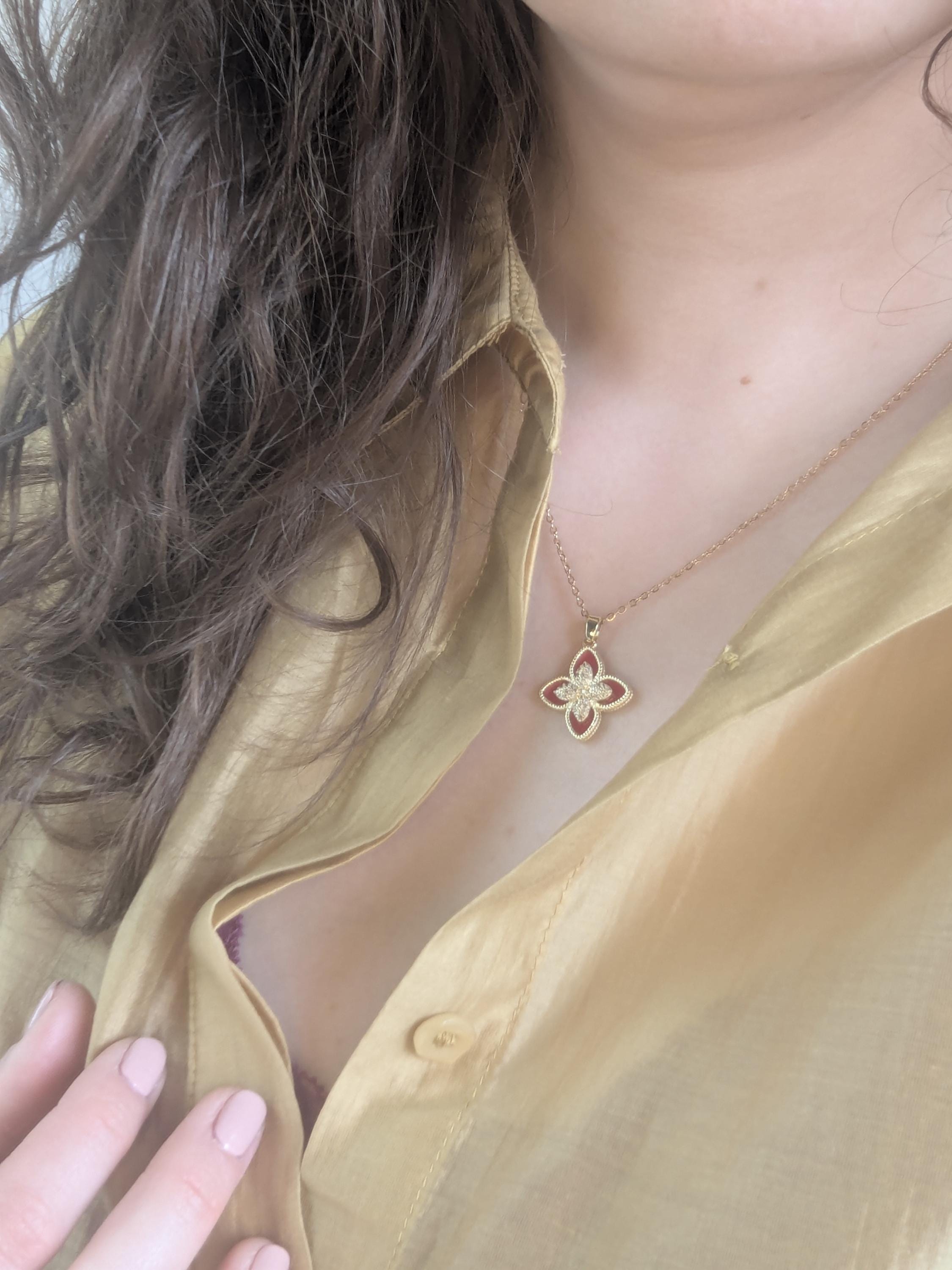 Minimalistischer Schmuck für jeden Tag Halskette mit goldenem Blumenanhänger Statement Schmuck Goldkette Jahrestagsgeschenk für Sie