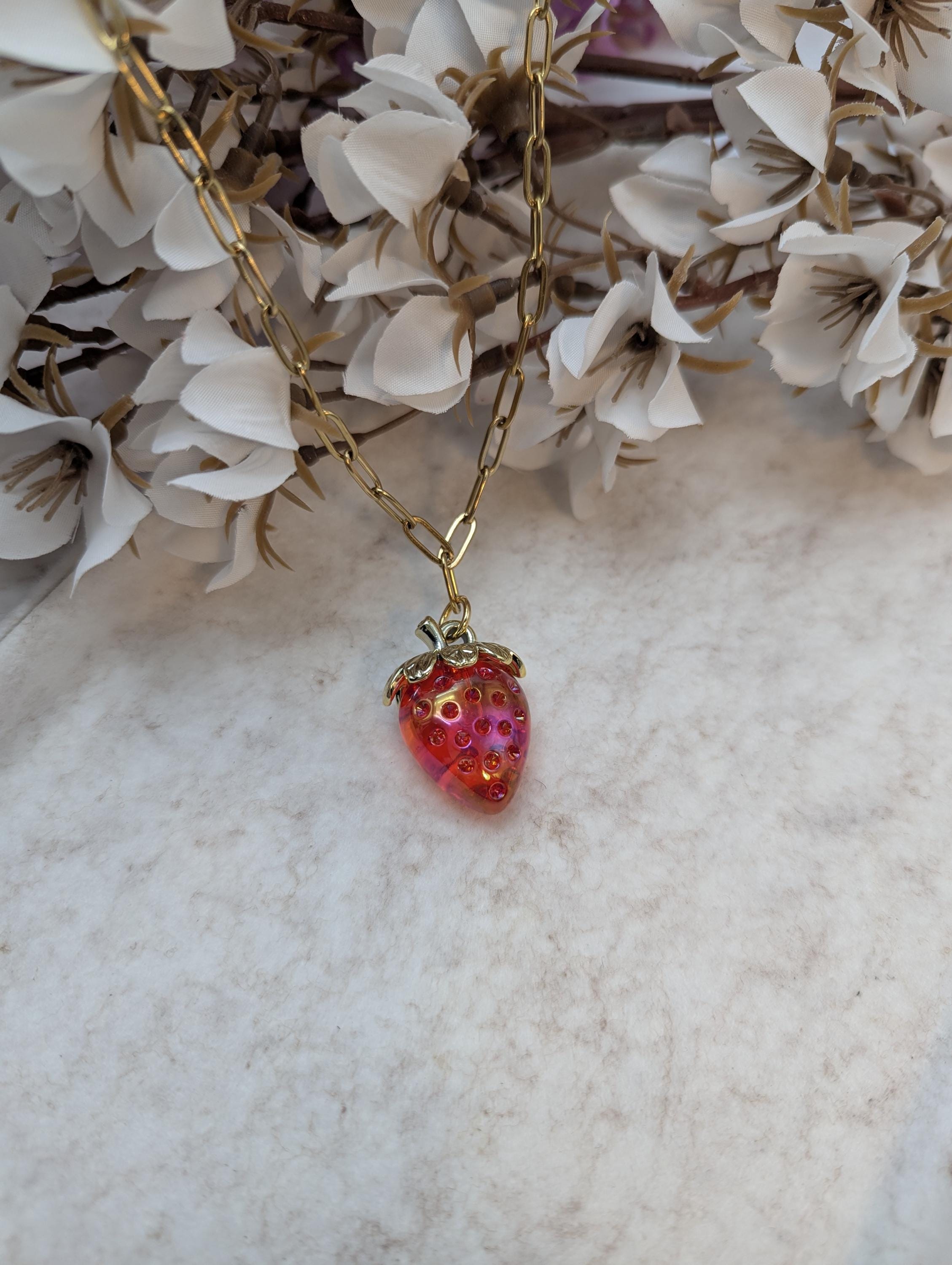 Trendiger Obstschmuck für jeden Tag, Halskette mit Erdbeer-Charm, Frühlingsschmuck mit Beeren-Charm an verstellbarer Goldkette, Geschenk für Sie