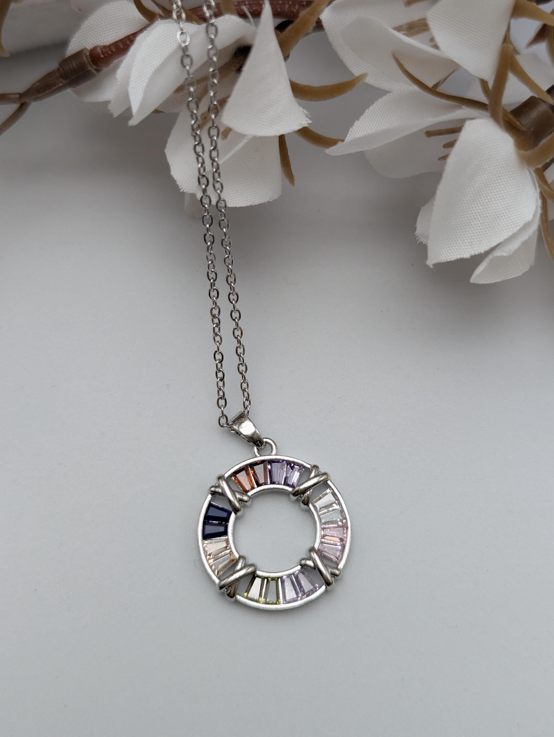 Яка с кръгла висулка, злато от 18K злато, покрито със сребро и злато.