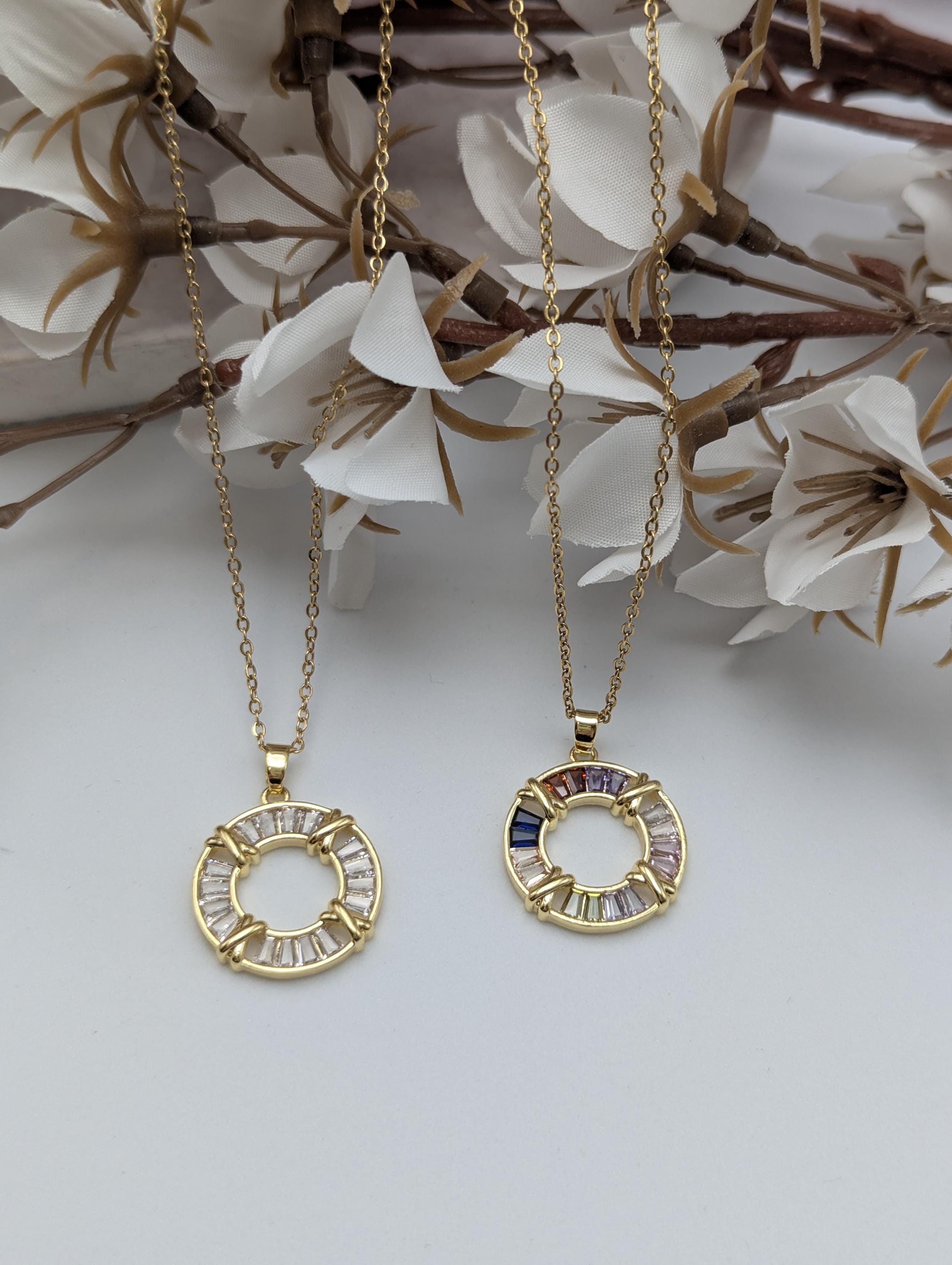 Яка с кръгла висулка, злато от 18K злато, покрито със сребро и злато.