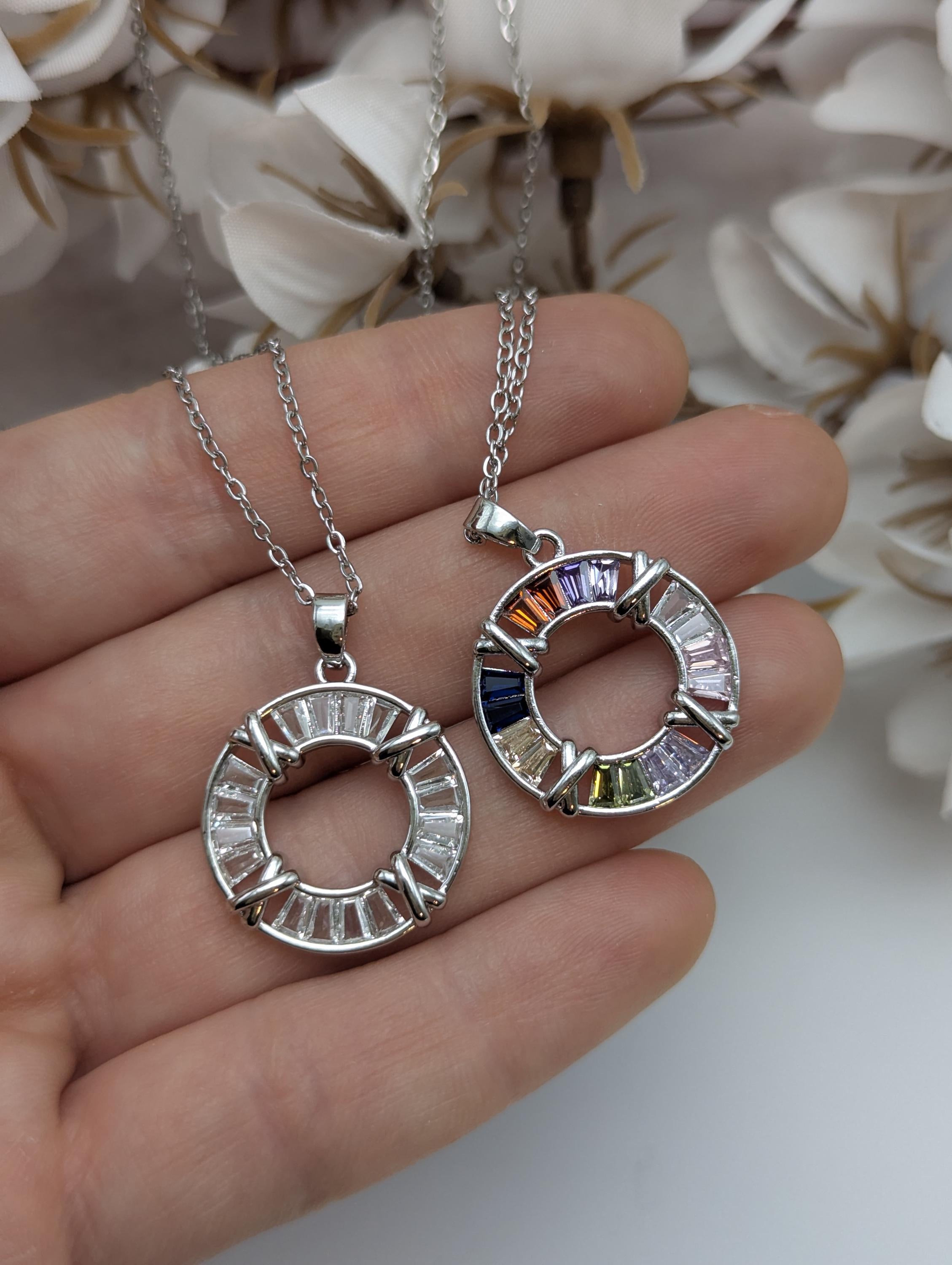 Яка с кръгла висулка, злато от 18K злато, покрито със сребро и злато.