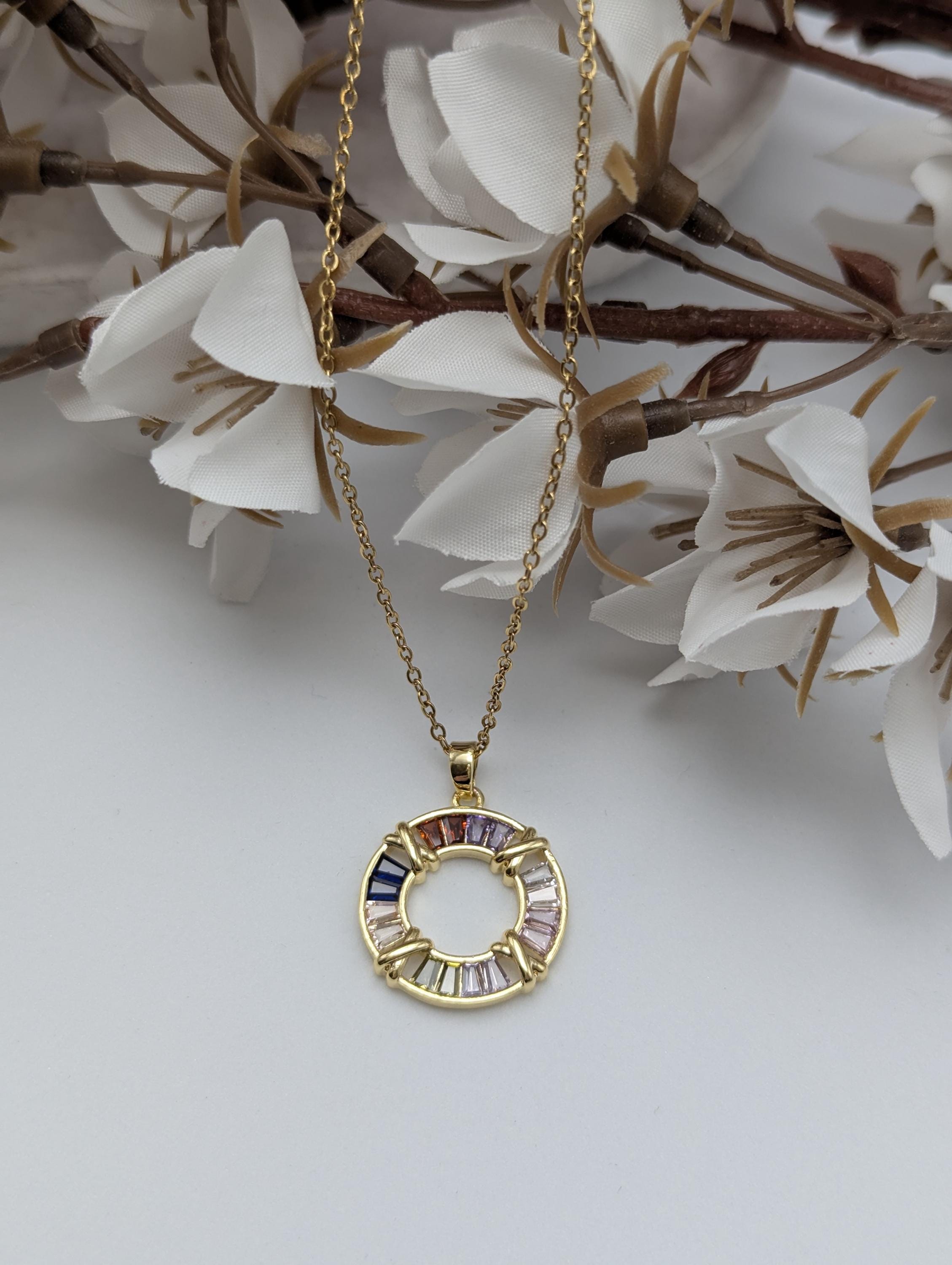 Яка с кръгла висулка, злато от 18K злато, покрито със сребро и злато.