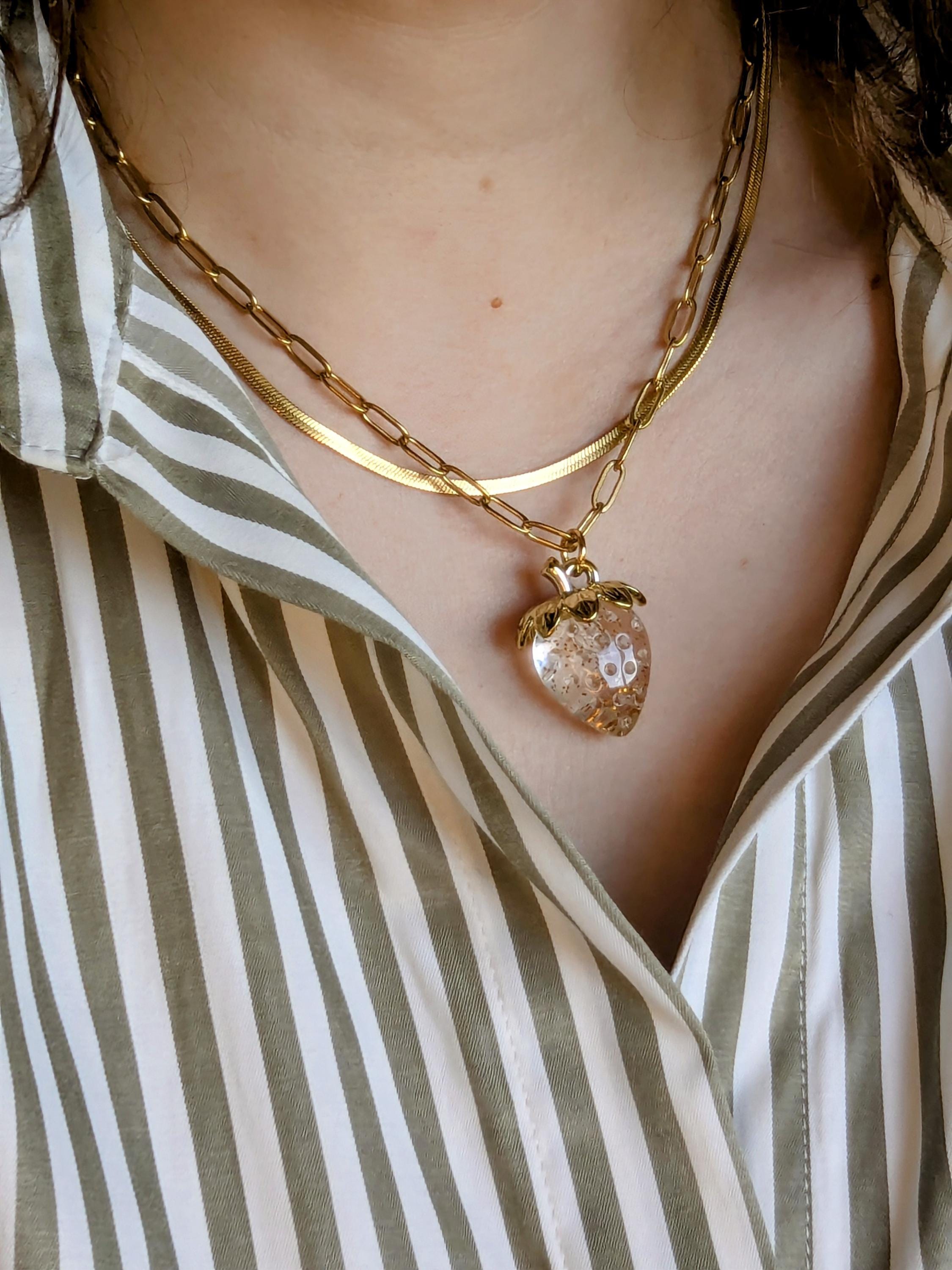 Collar con colgante de fresa.