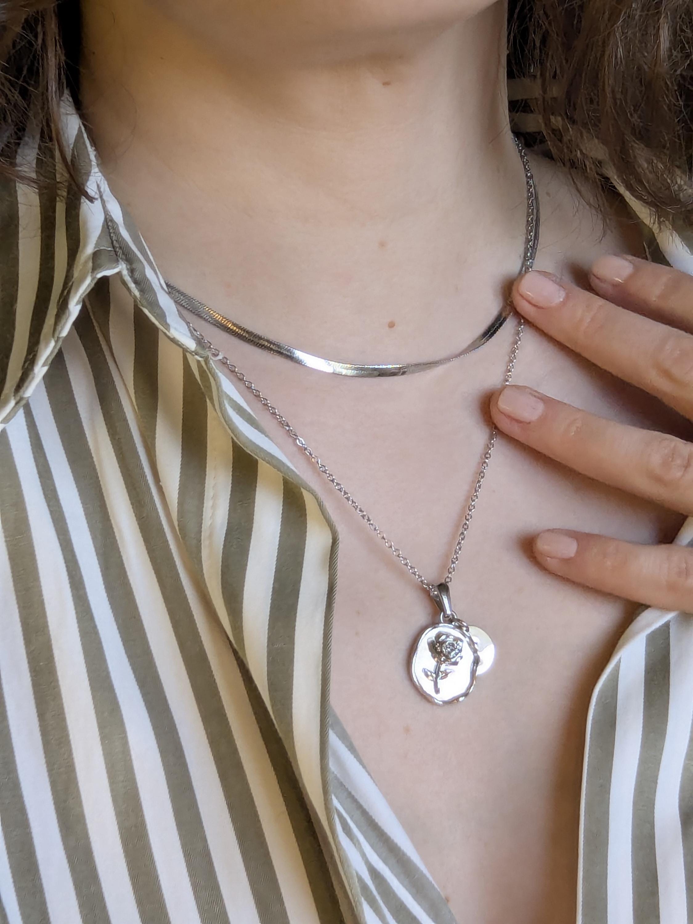 Collar personalizado, con colgante de inicial.