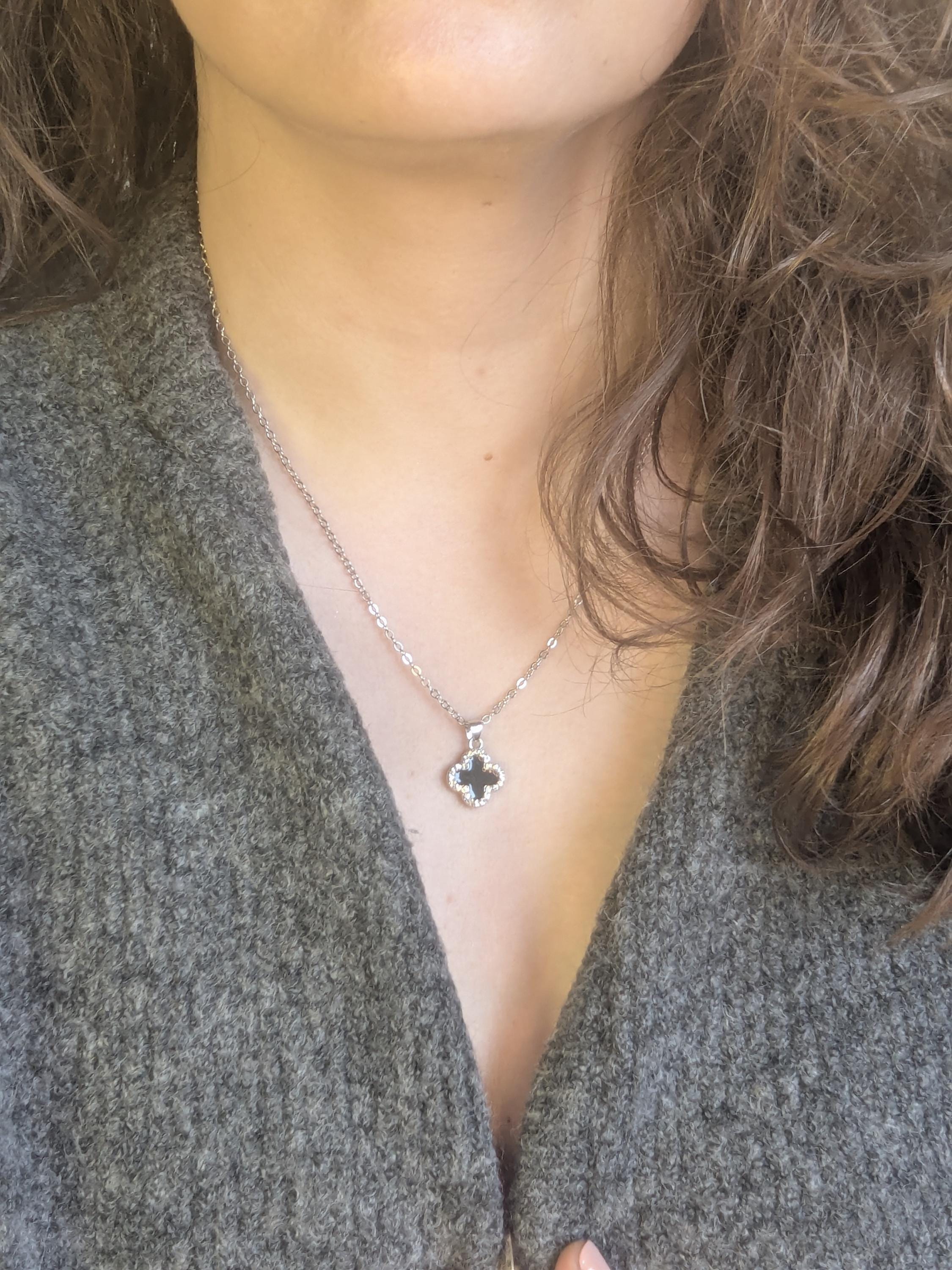 Collar con colgante de cruz, chapado en oro de 18K.