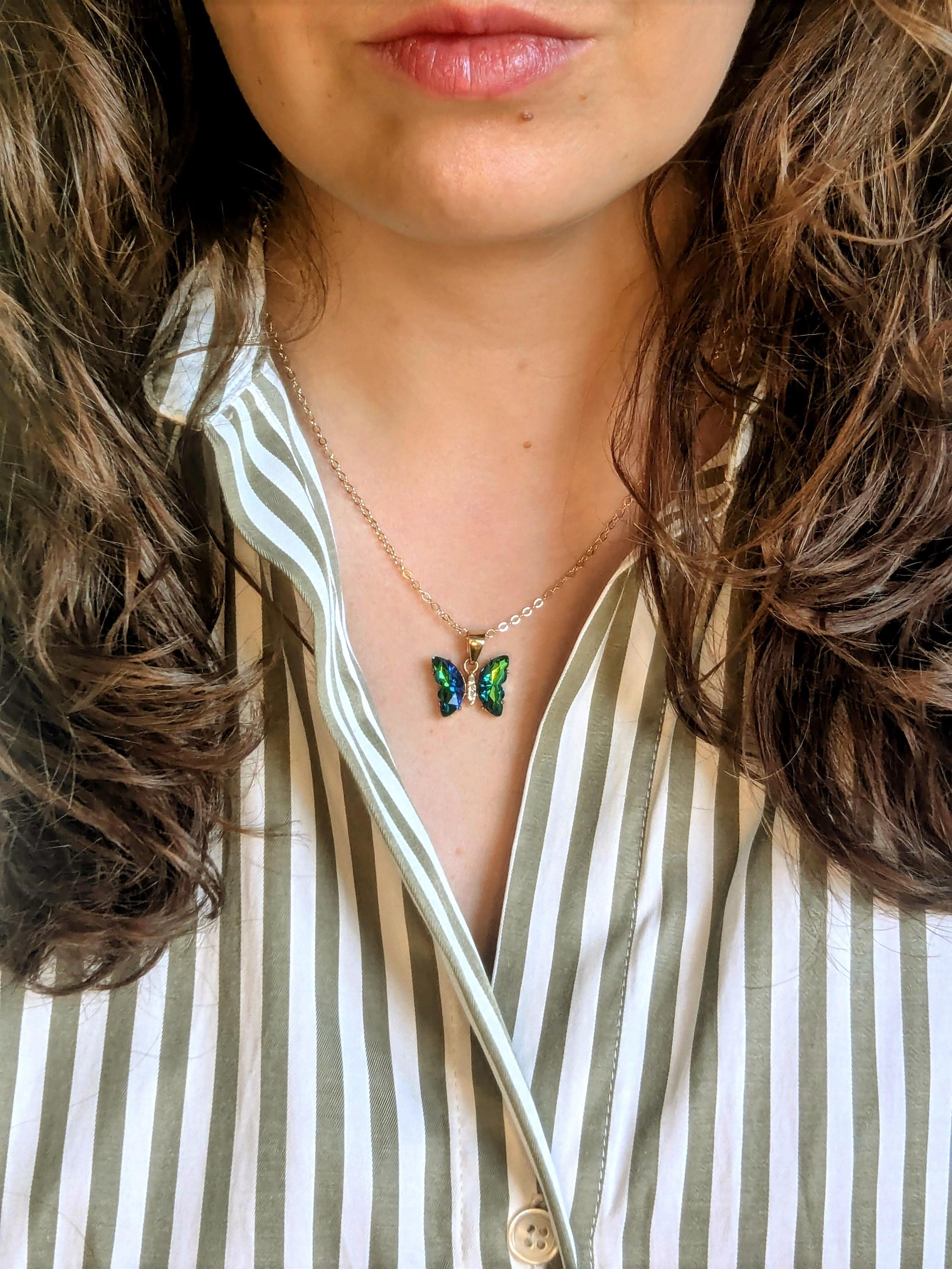 Collar con colgante de mariposa, en color dorado.