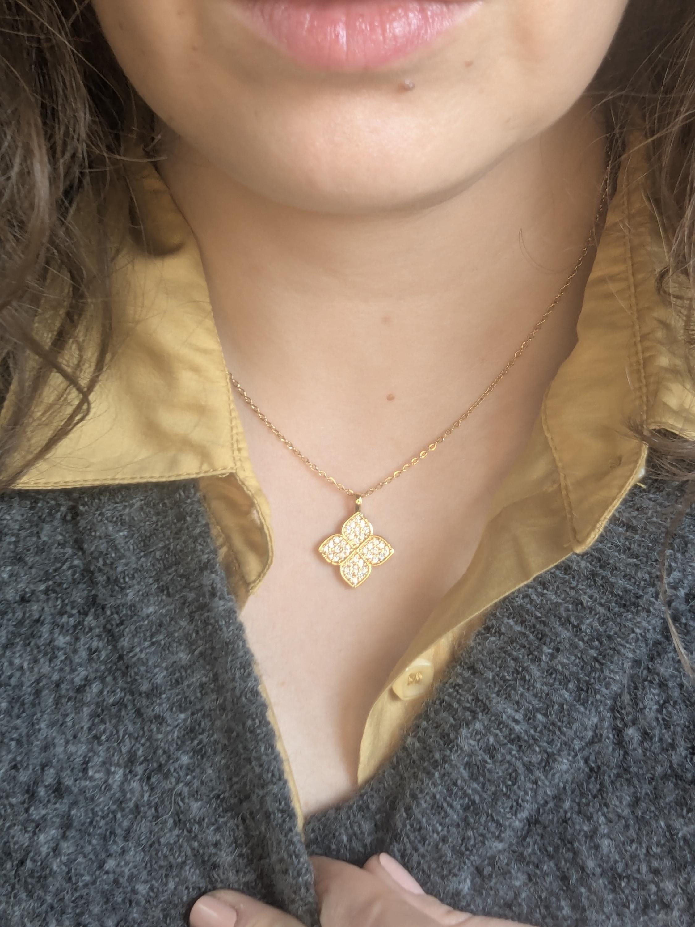 Collar con colgante floral, en color dorado.