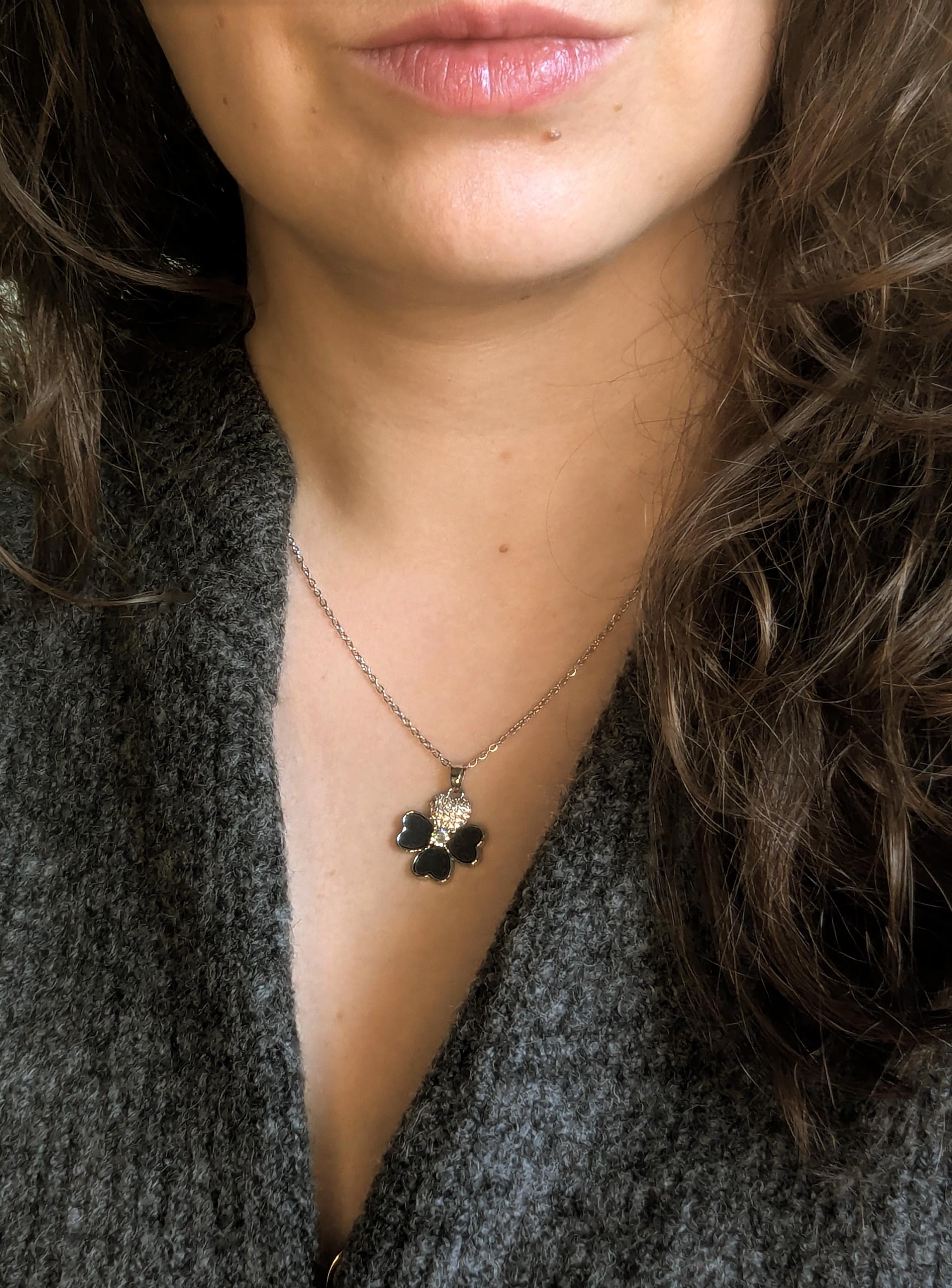 Collar con colgante de trébol de cuatro hojas, en plateado y dorado.