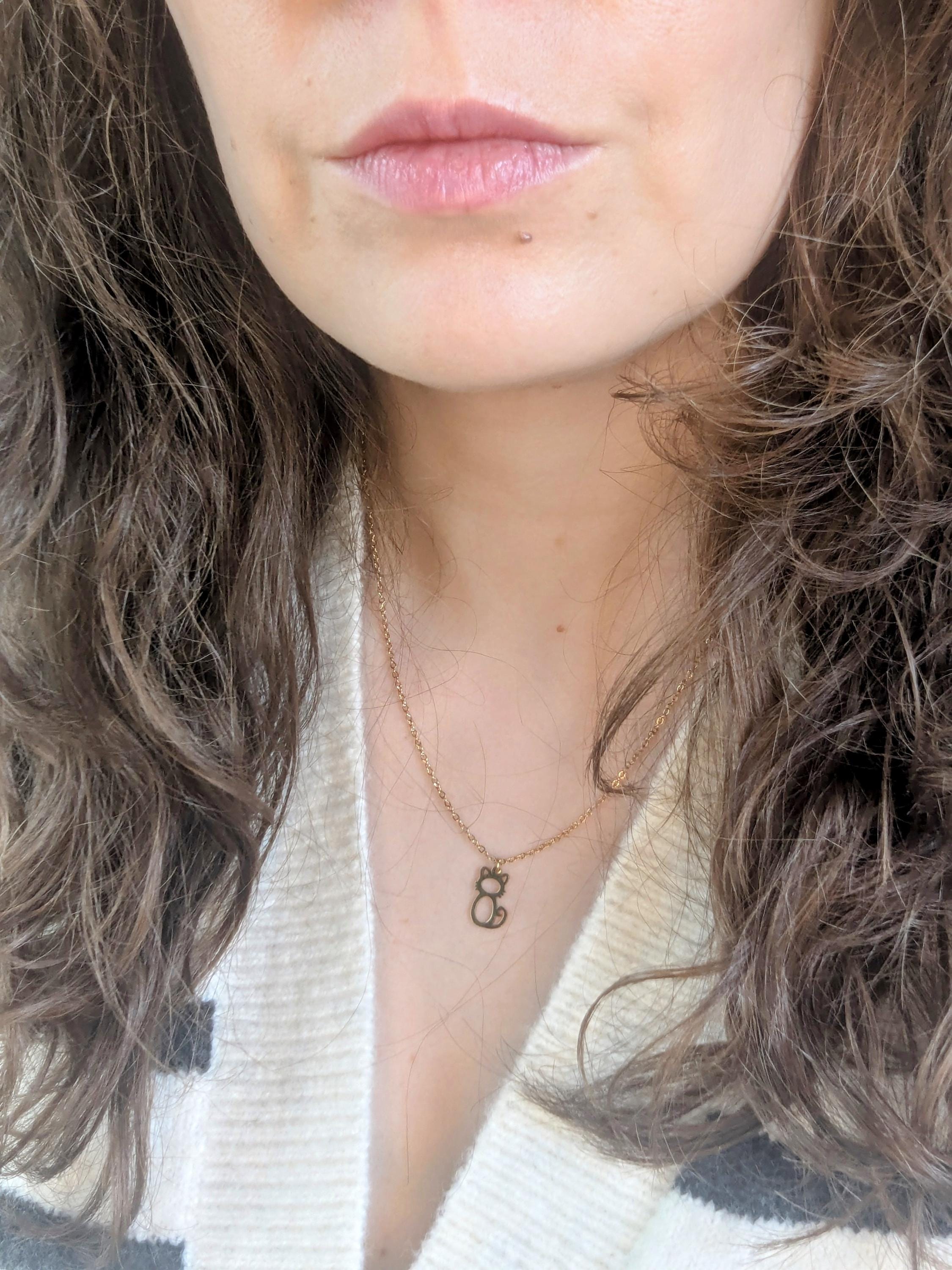 Collar con colgante de gato, en color dorado o plateado.