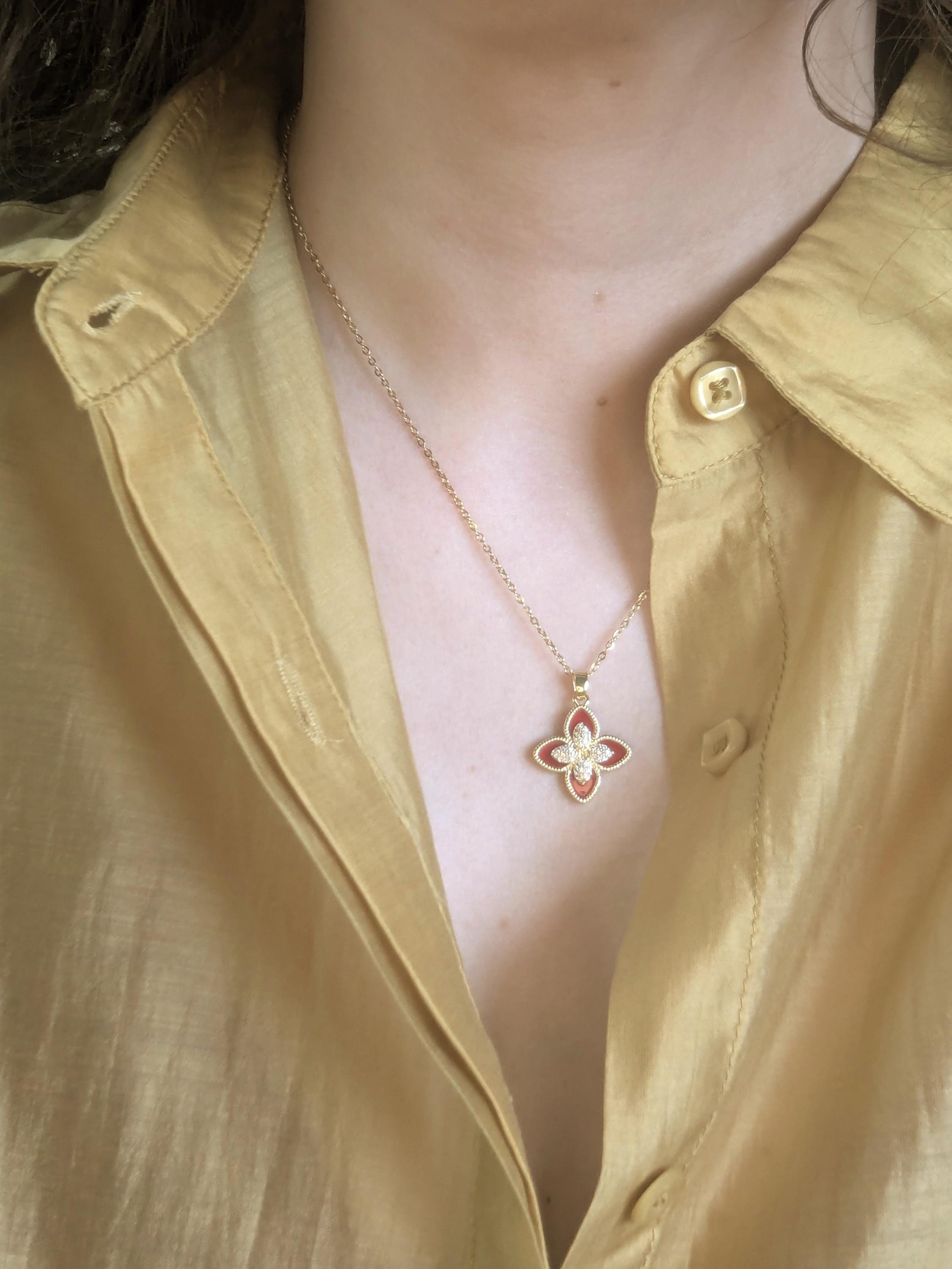 Minimalistischer Schmuck für jeden Tag Halskette mit goldenem Blumenanhänger Statement Schmuck Goldkette Jahrestagsgeschenk für Sie