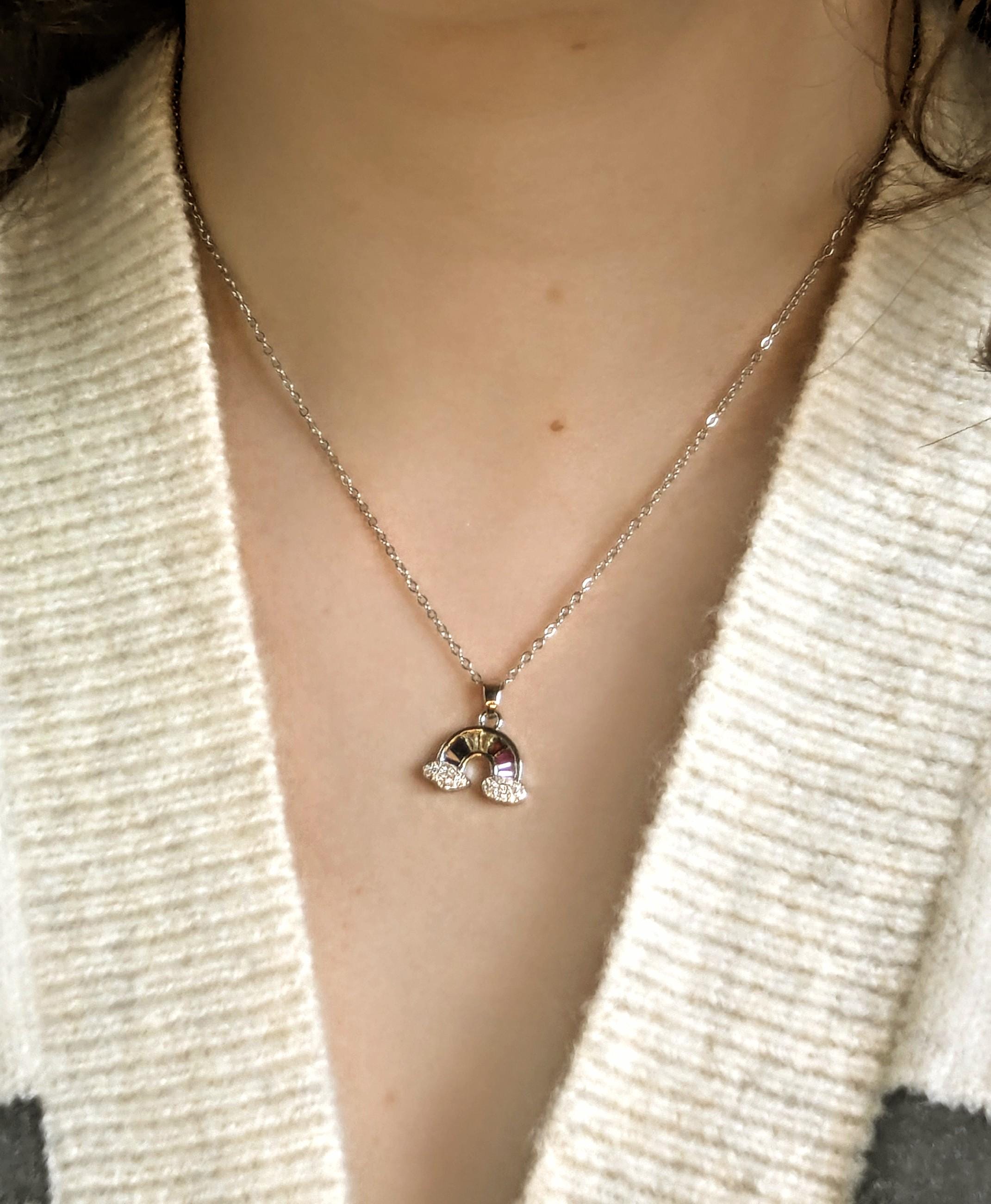 Collar con colgante de arco iris, disponible en dorado y plateado.