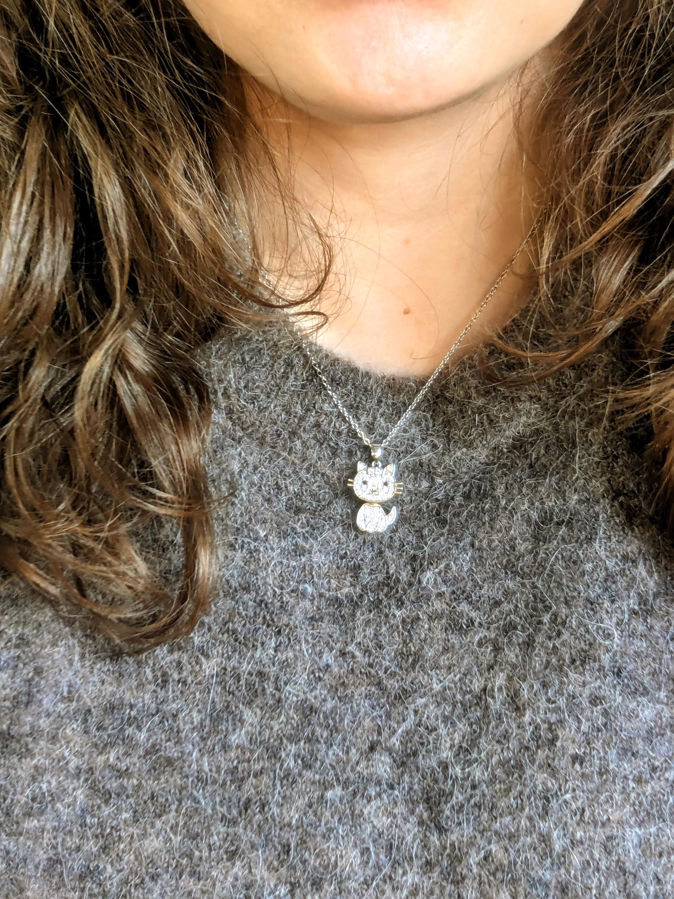 Collar con colgante de gato, disponible en color dorado y plateado.