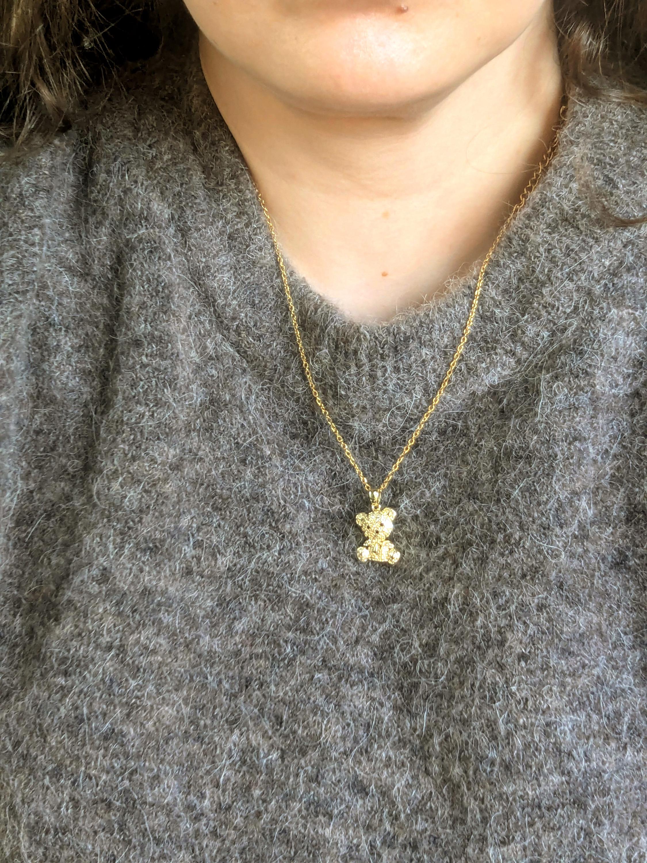 Collar con colgante de oso, en plateado o dorado.