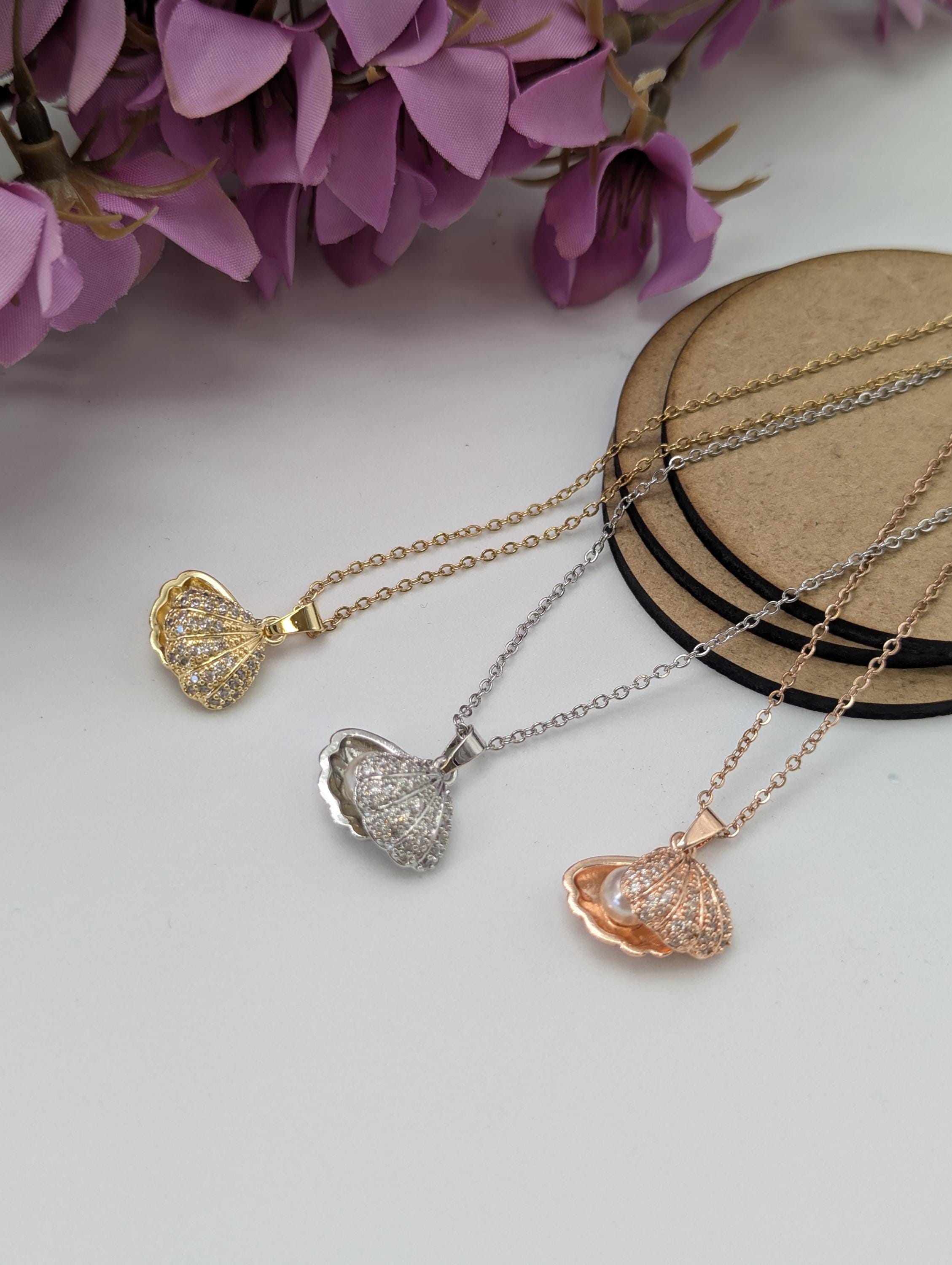 Collar con colgante de perla, de diseño minimalista, disponible en oro, oro rosa y plateado.