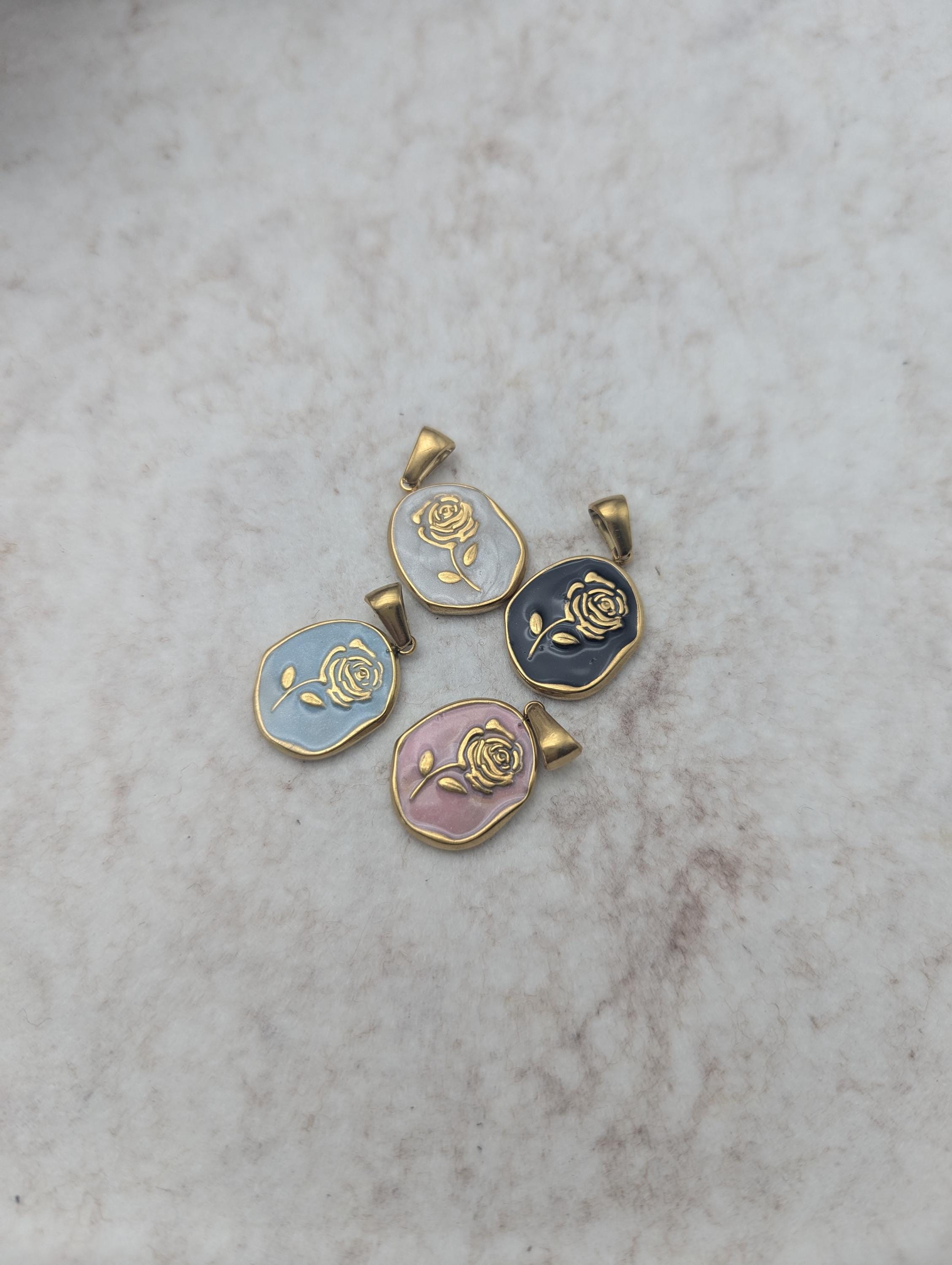 Minimalistischer Schmuck für jeden Tag Halskette mit Rosenanhänger Halskette für jeden Tag Blumenschmuck Idee für Goldkette Geschenk für Sie