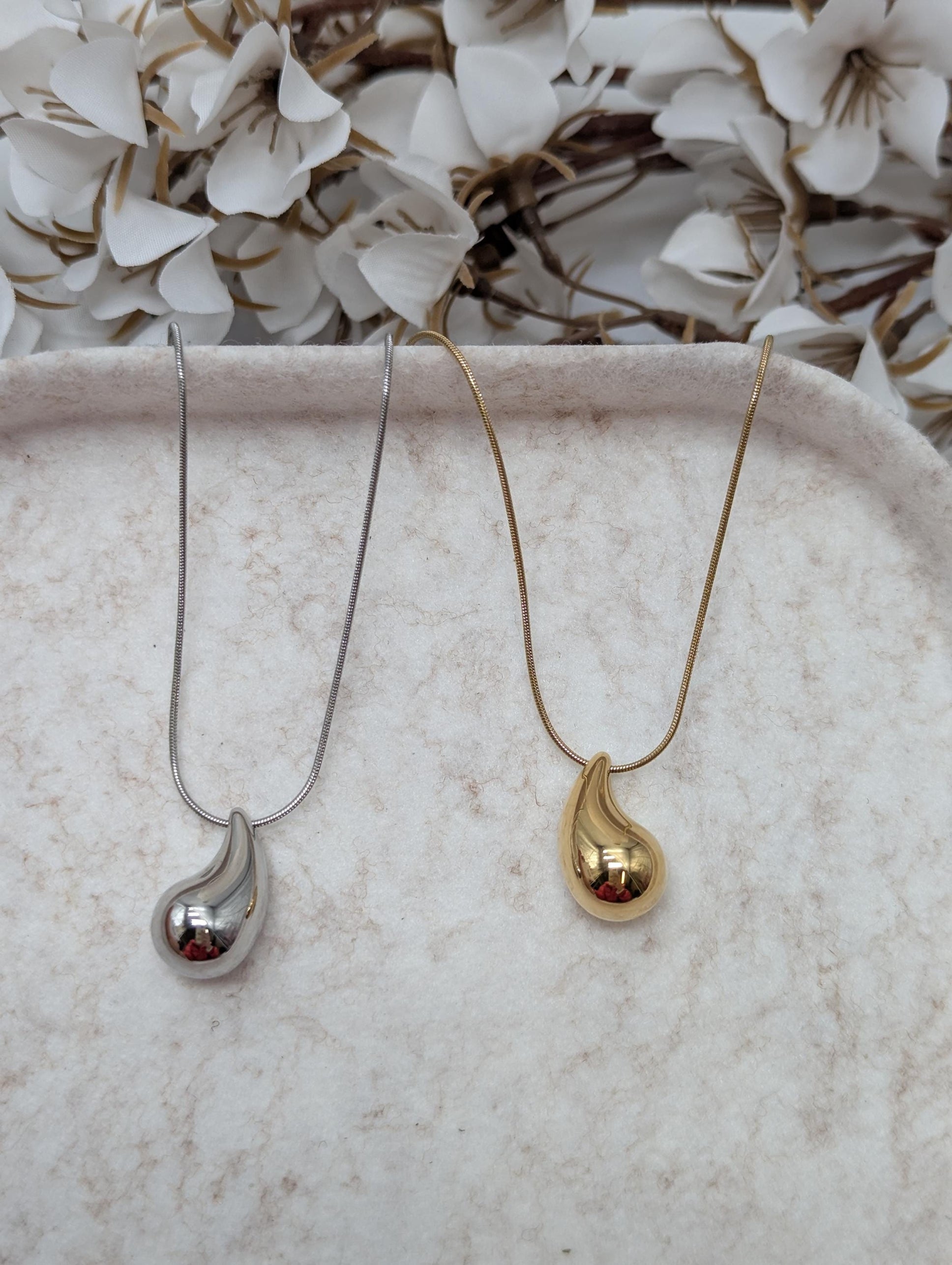 Collar con dije en forma de lágrima, chapado en oro de 18K. Disponible en plata y oro.
