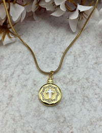 Collar con colgante de perla y cruz. Elegante y versátil, perfecto como regalo de aniversario.