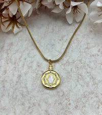 Collar con colgante de perla y cruz. Elegante y versátil, perfecto como regalo de aniversario.