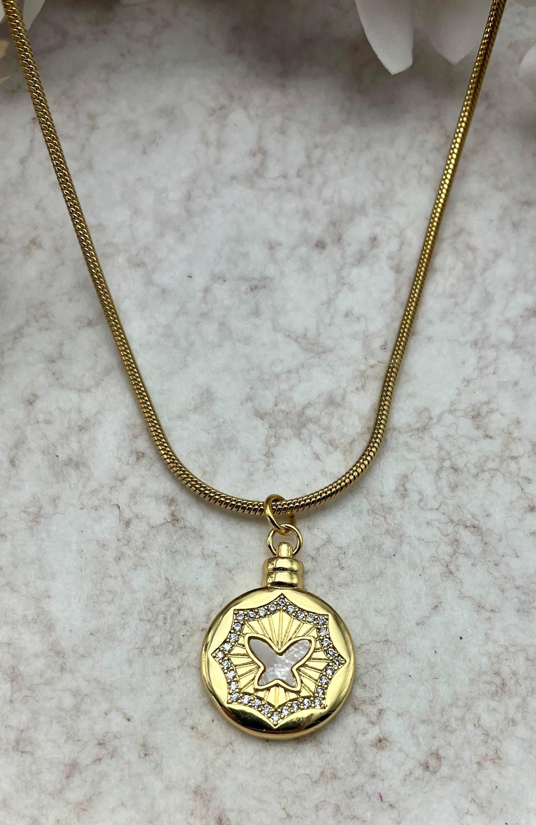 Collar con colgante de perla y cruz. Elegante y versátil, perfecto como regalo de aniversario.