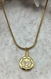 Collar con colgante de perla y cruz. Elegante y versátil, perfecto como regalo de aniversario.