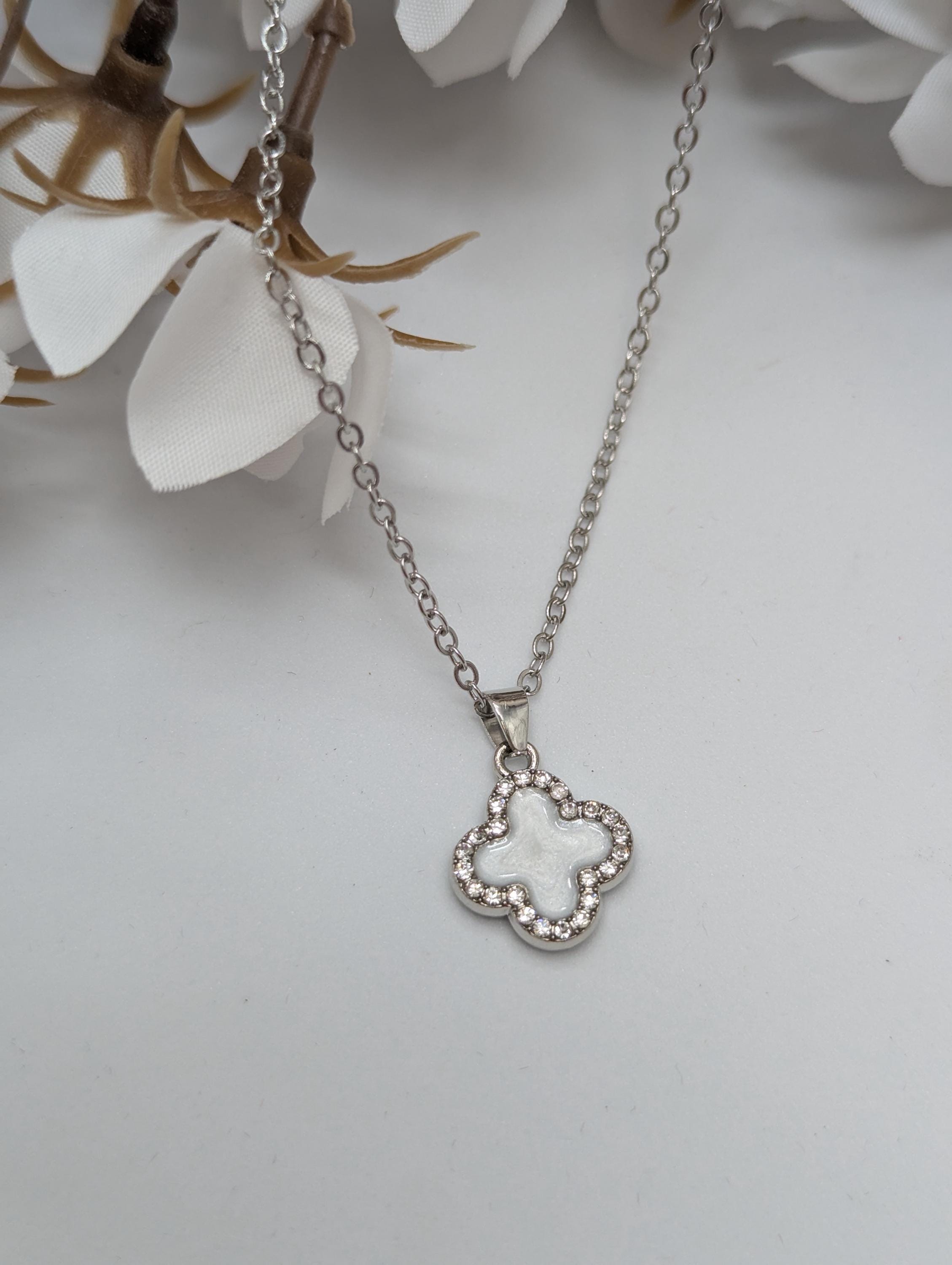 Collar con colgante de cruz, chapado en oro de 18K.