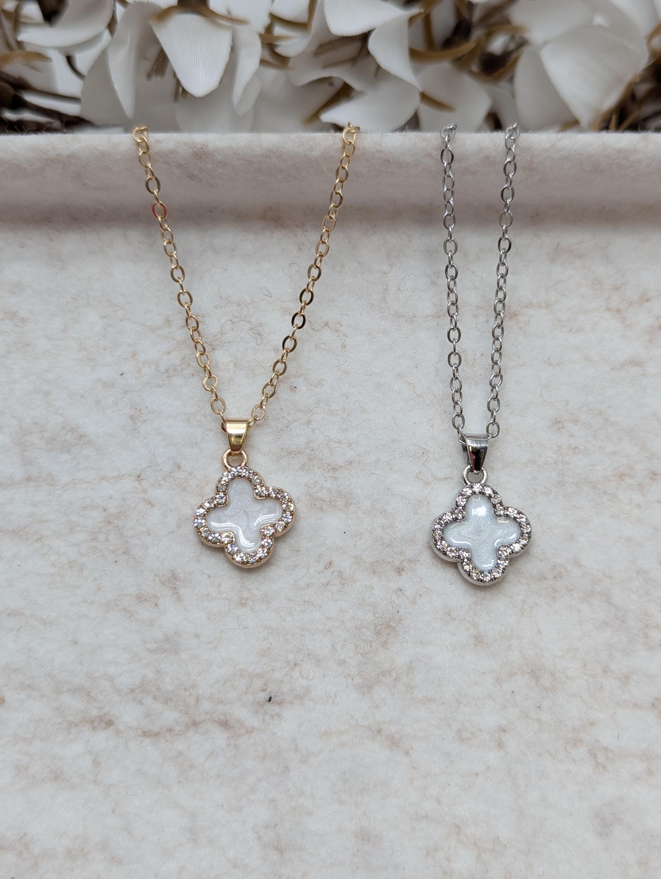 Collar con colgante de cruz, chapado en oro de 18K.
