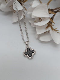 Collar con colgante de cruz, chapado en oro de 18K.
