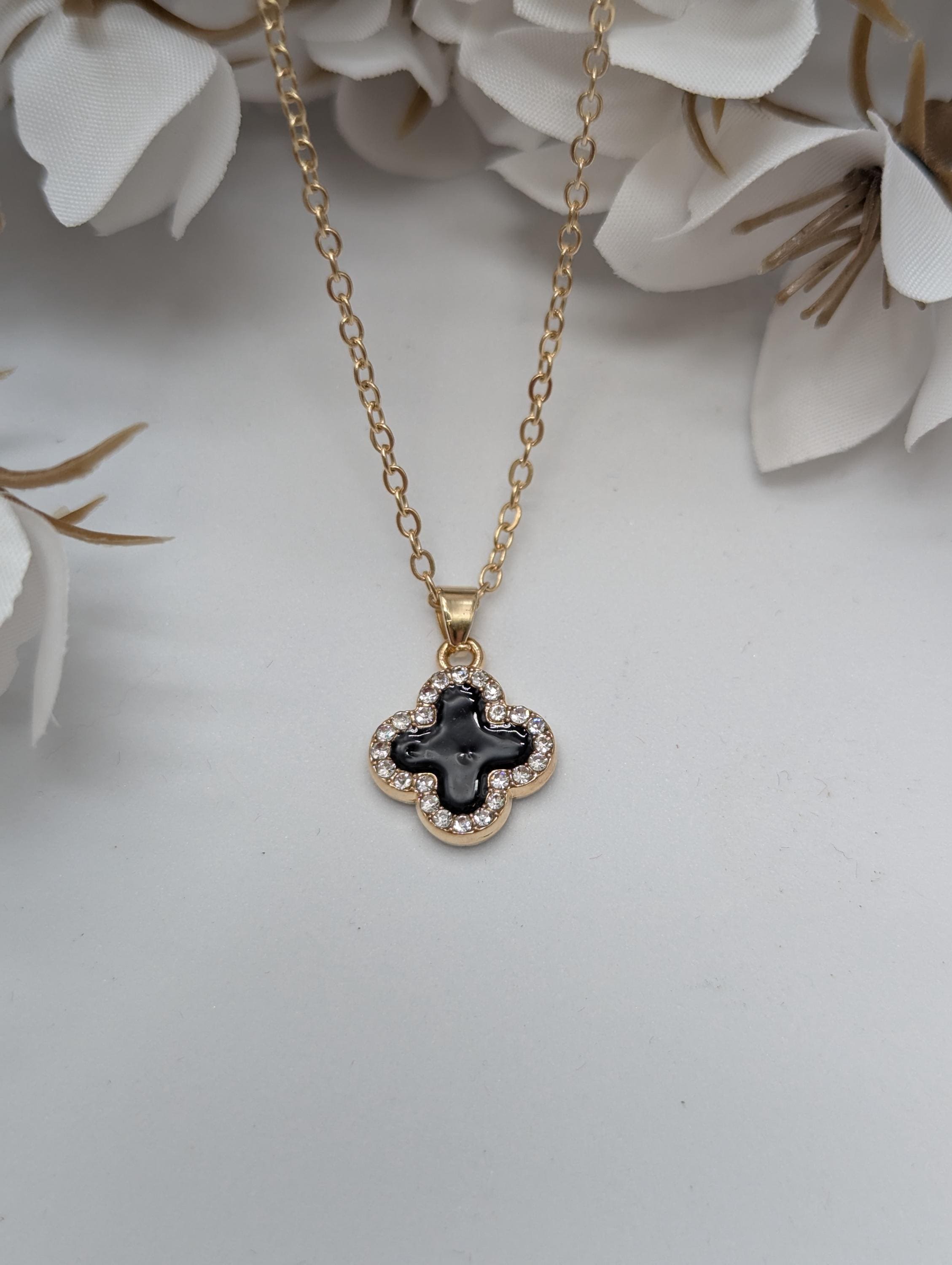 Collar con colgante de cruz, chapado en oro de 18K.