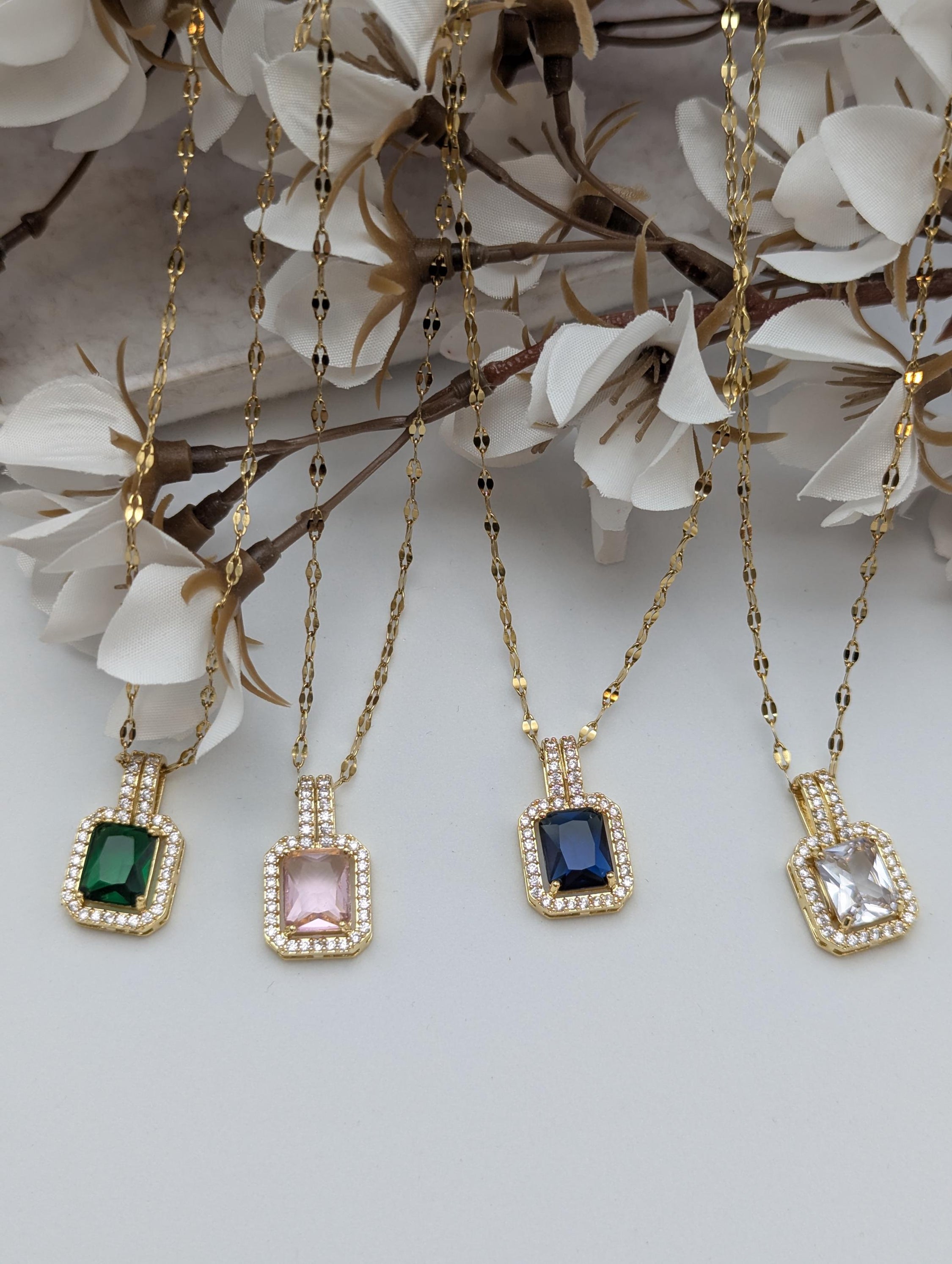 Collar de lujo, chapado en oro de 18K. Diseño elegante y llamativo.
