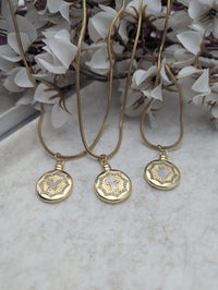 Collar con colgante de perla y cruz. Elegante y versátil, perfecto como regalo de aniversario.