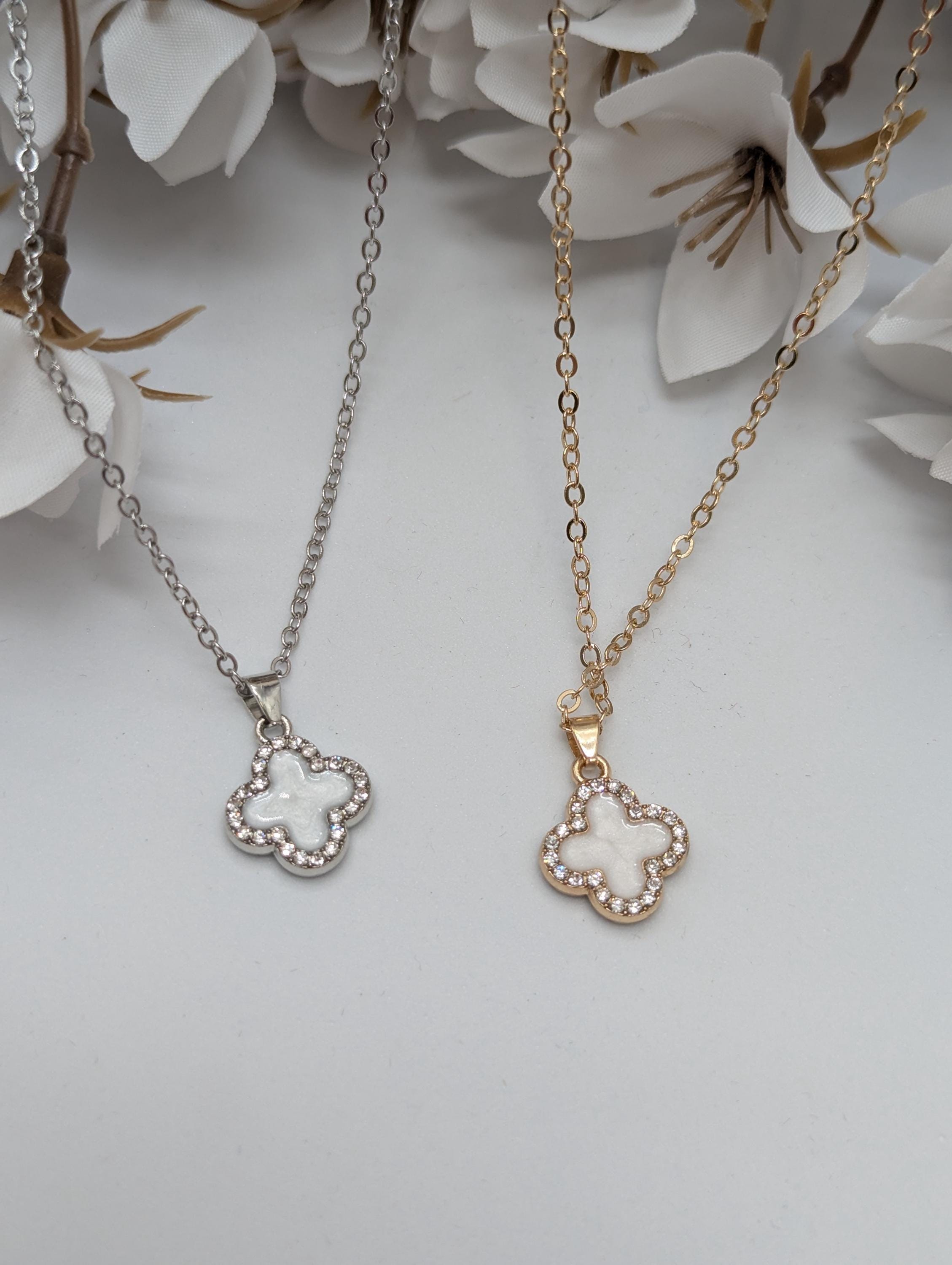 Collar con colgante de cruz, chapado en oro de 18K.